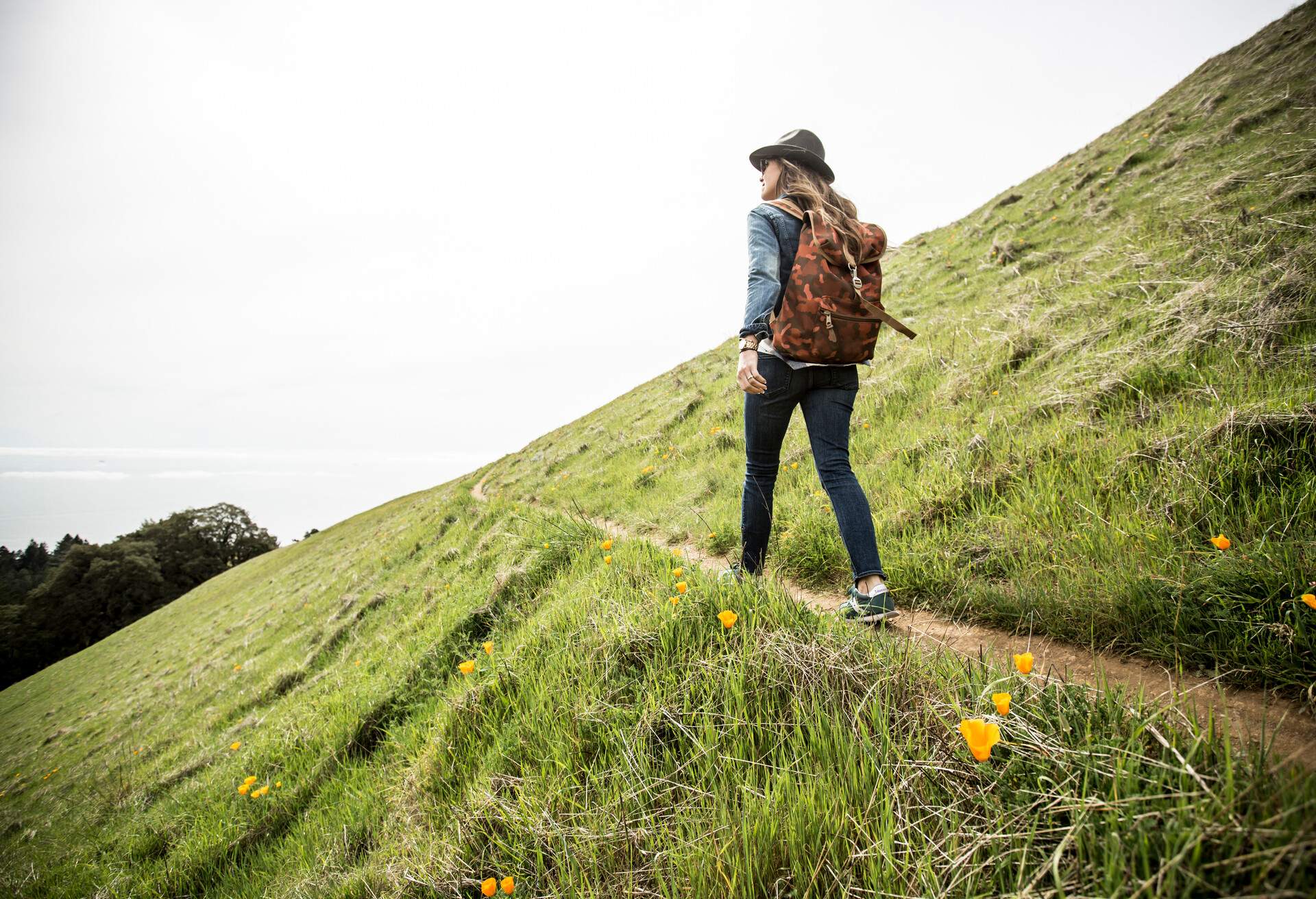DEST_USA_CA_SAN-FRANCISCO_WOMAN_WALKING-ON_LOOKOUT_THEME_NATURE_HIKING_GettyImages-555776253