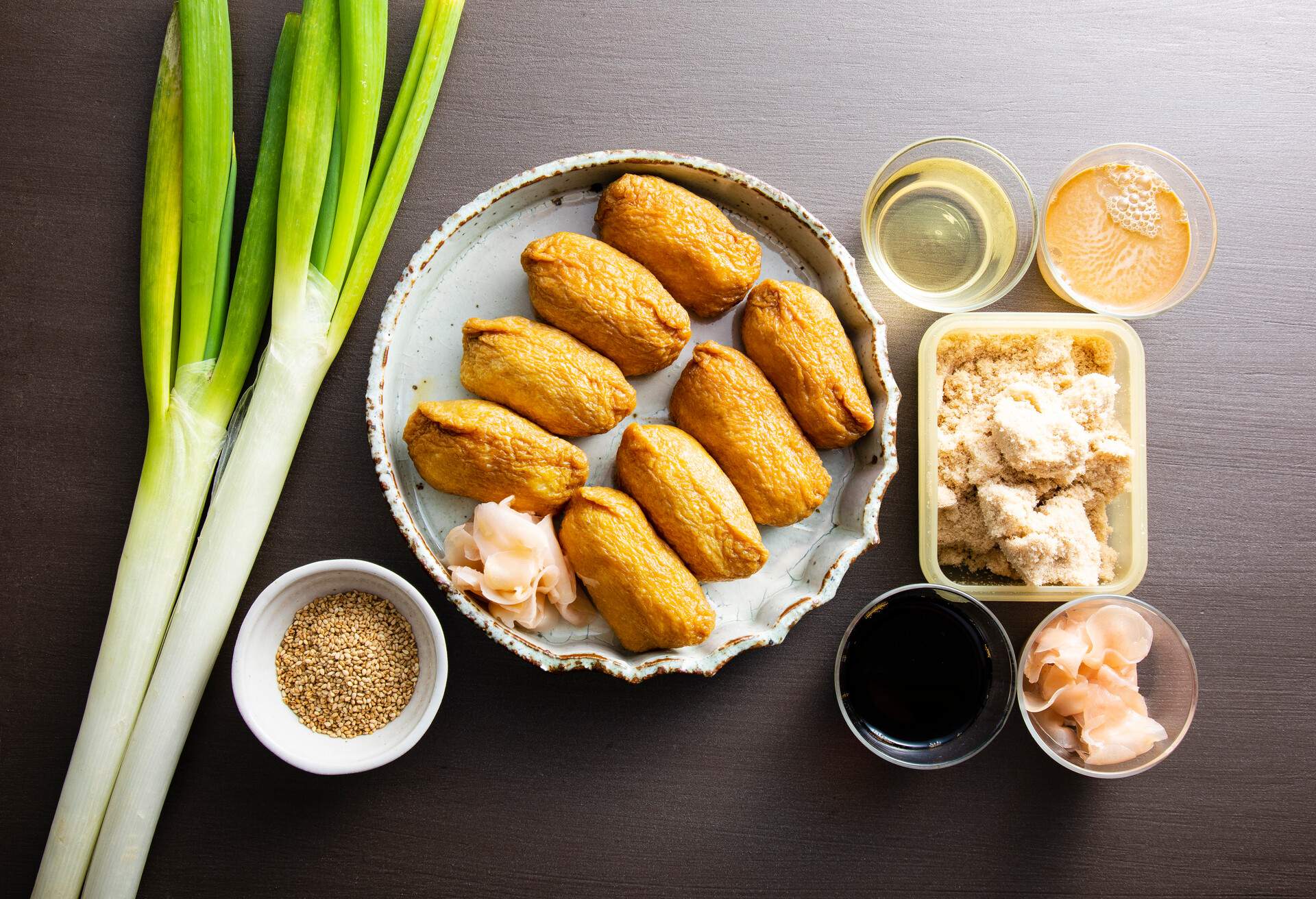 Boil fried tofu with sugar and soy sauce, and put vinegared rice inside to make it.