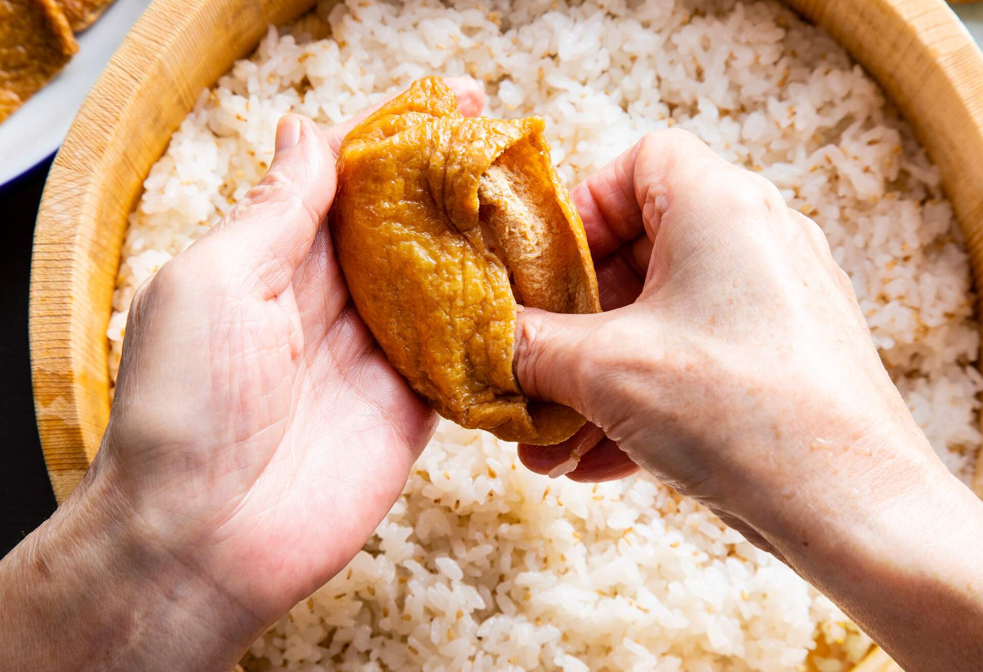 Boil fried tofu with sugar and soy sauce, and put vinegared rice inside to make it.