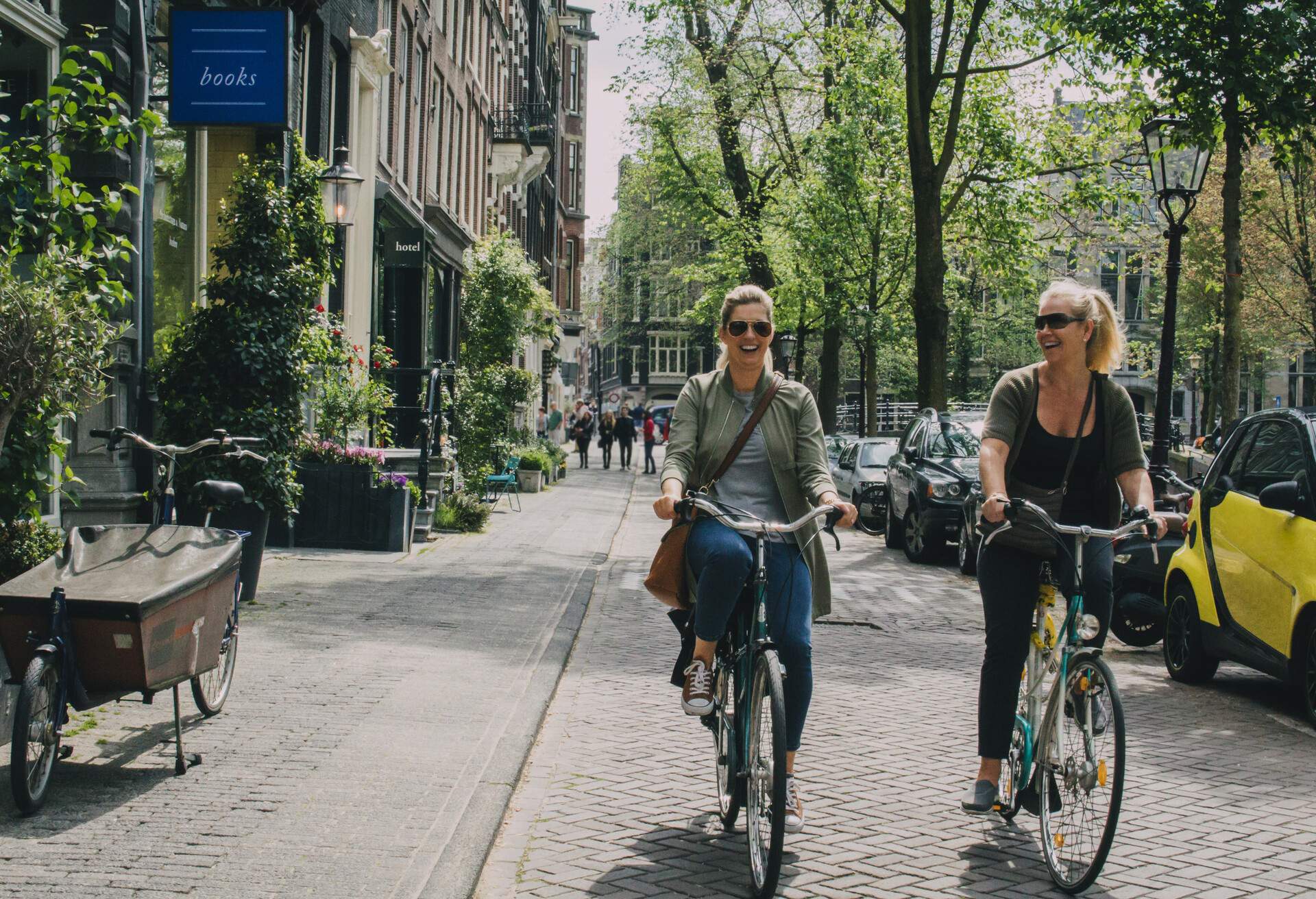 theme_friends_travel_bicycles-gettyimages-810671450_universal_within-usage-period_62891