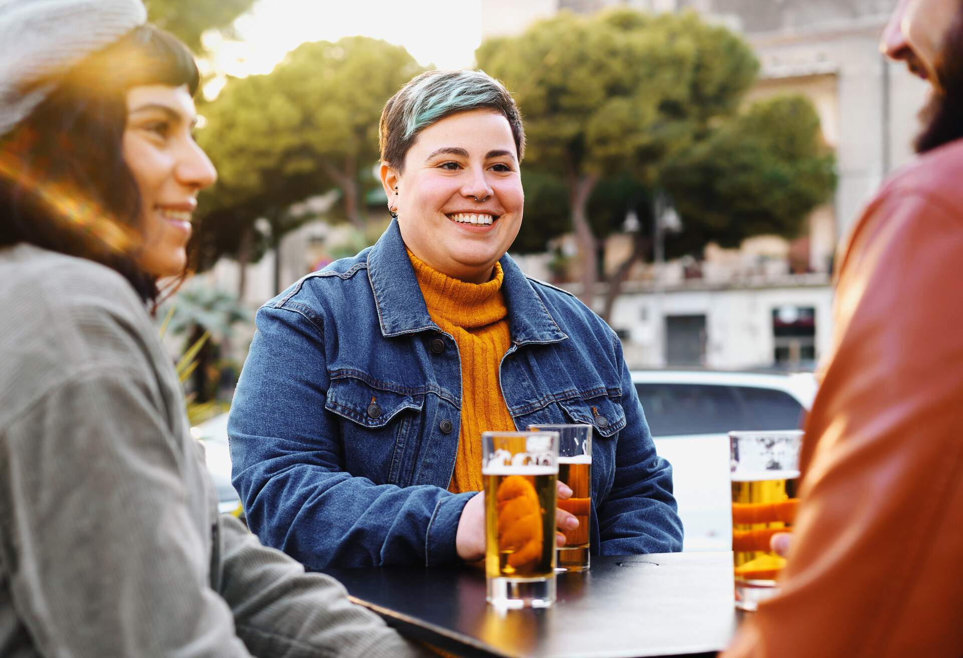 LGBTQ_DIVERSE_PEOPLE_DRINKING_BEER_OUTDOOR