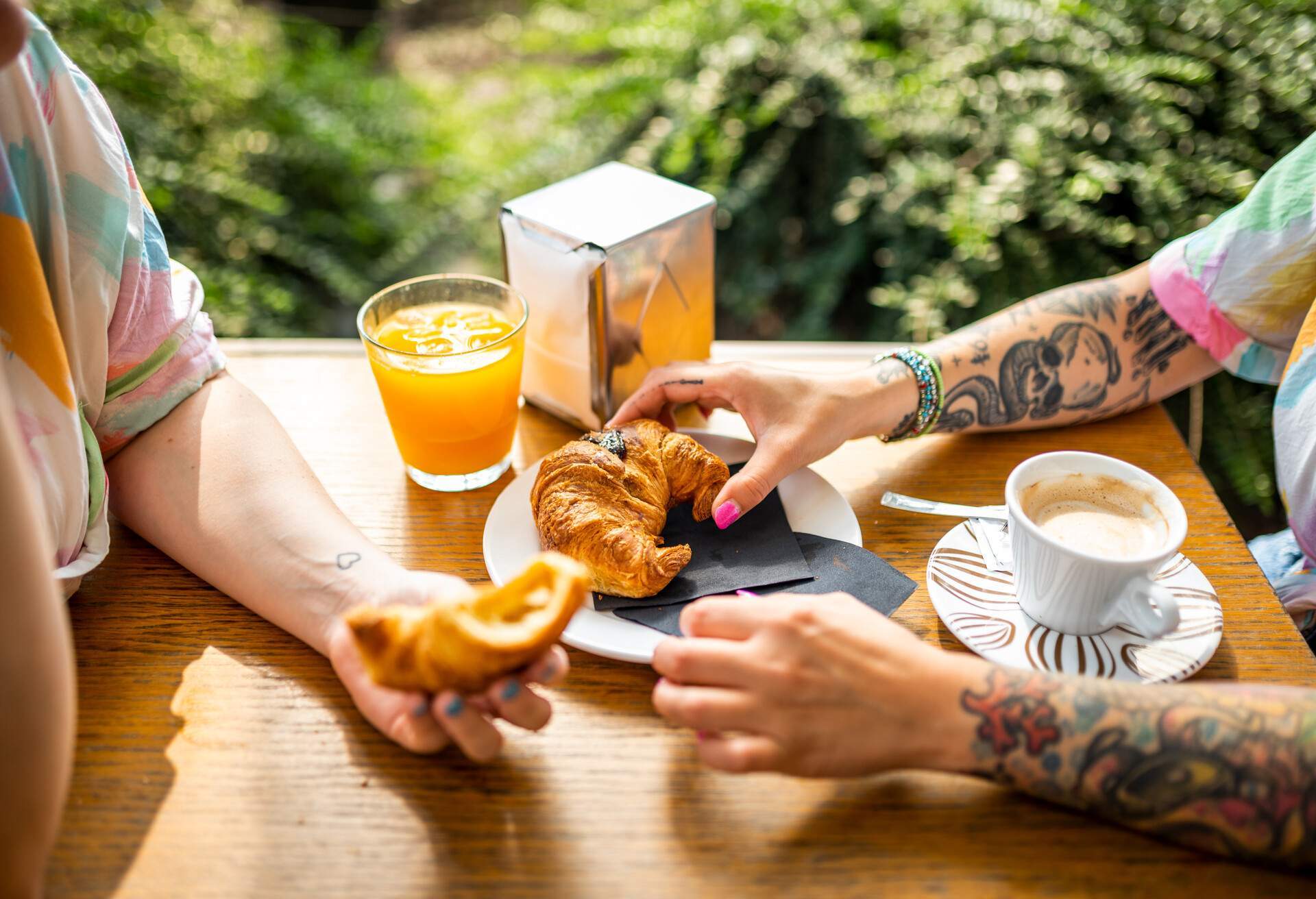 PEOPLE_HAVING_BREAKFAST