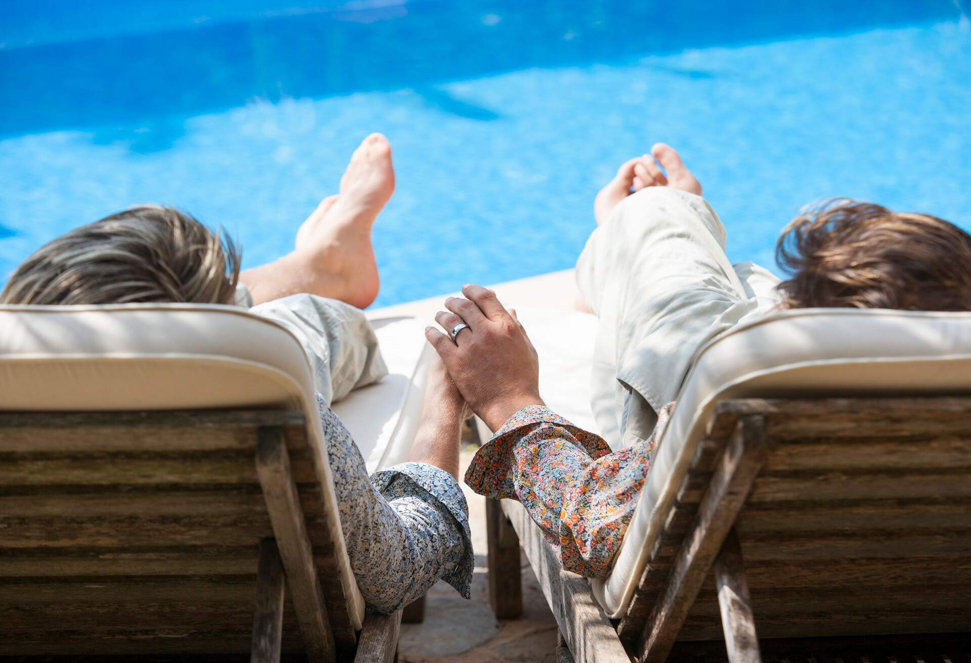 PEOPLE_LGBTQ_MALE_GAY_COUPLE_HOLDING_HANDS_POOL