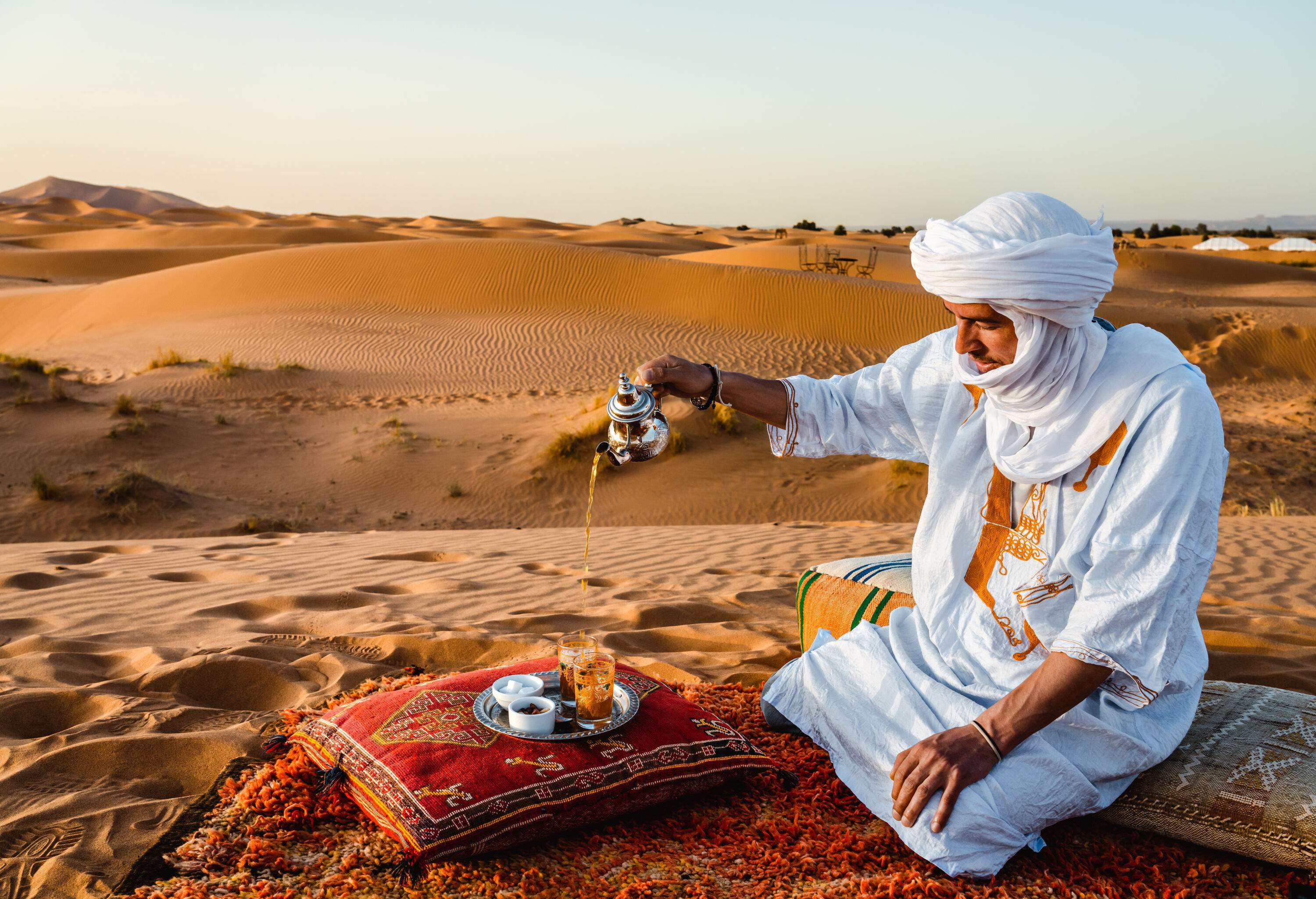 Berber man pouring tea, Erb Chebbi, Merzouga, Morocco