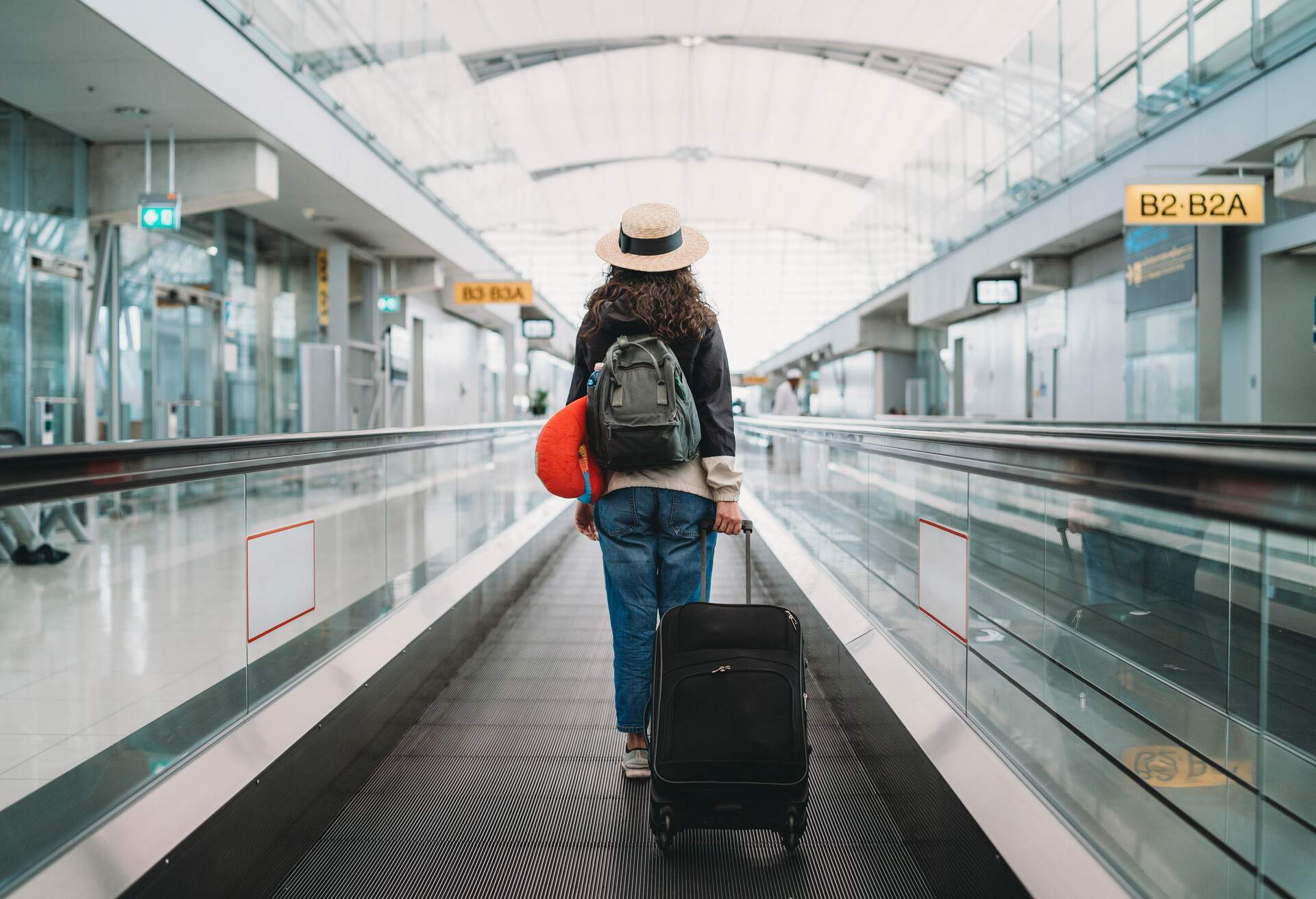 THEME_PERSON_WOMAN_FLIGHT_AIRPORT_LUGGAGE_GettyImages-1135835351.jpg