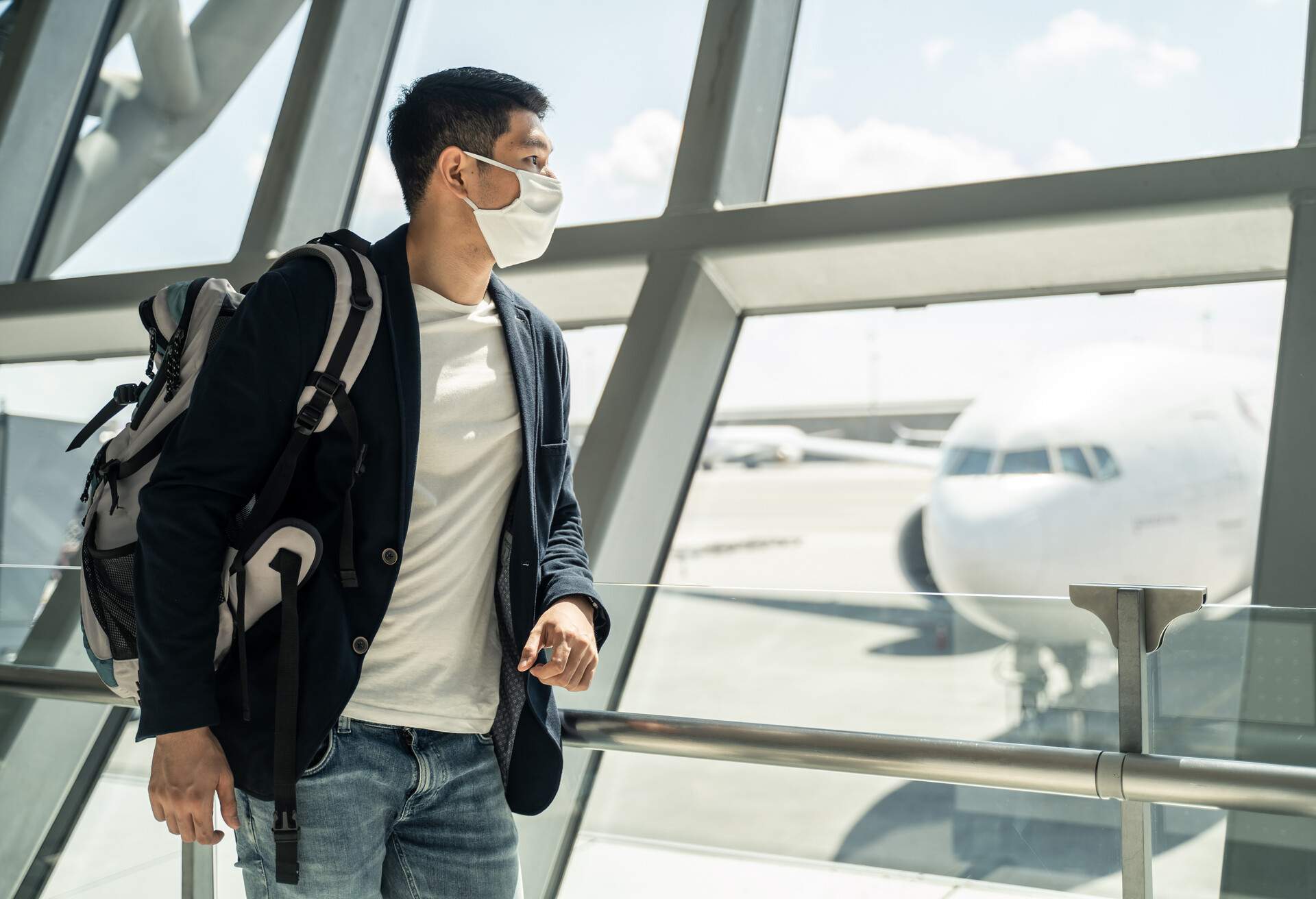 theme_person_airport_luggage_mask_travel-shutterstock-portfolio_1751259014_universal_within-usage-period_79177.jpg