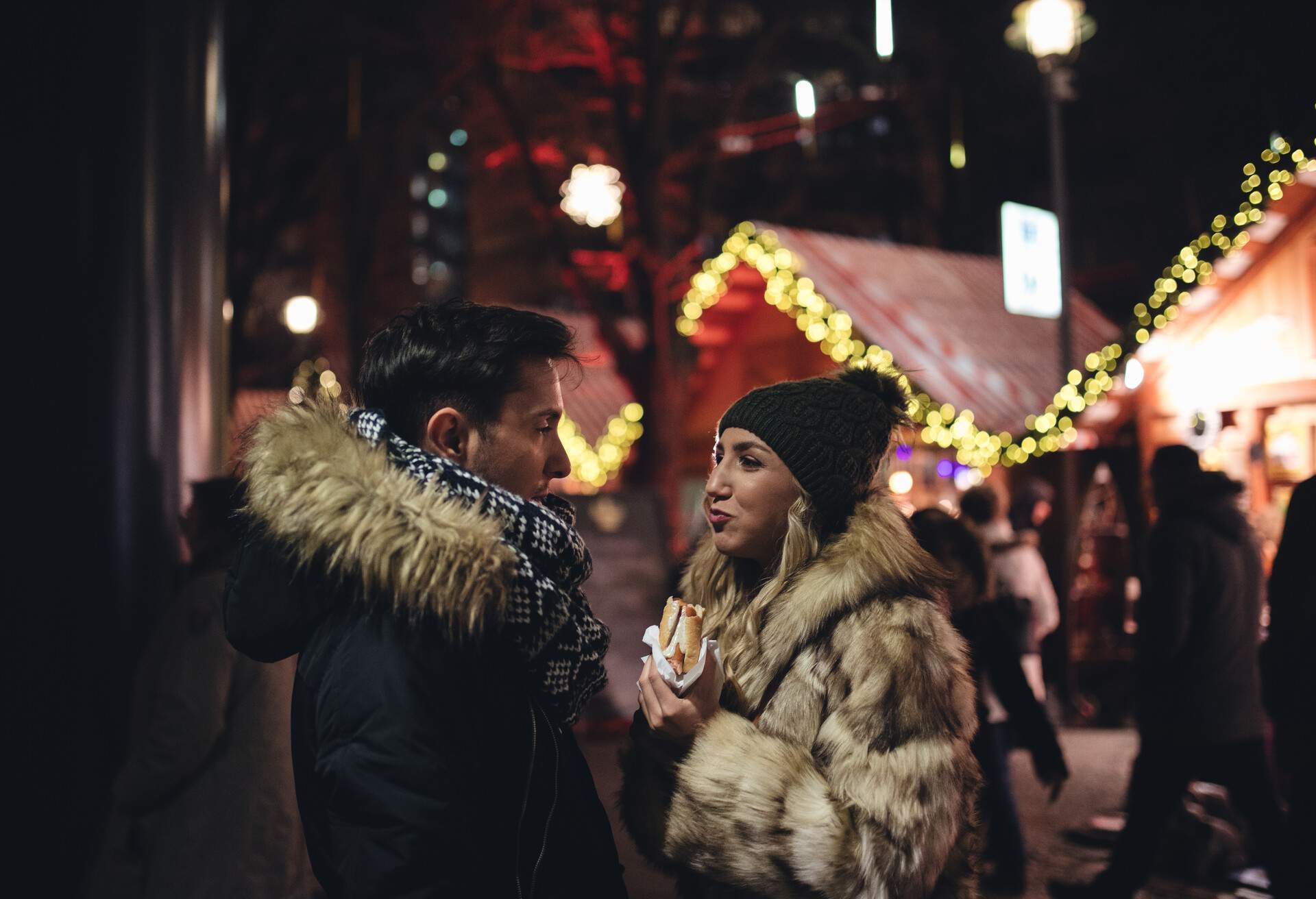 Couple joyeux amoureux profitant de Berlin pendant la saison de Noël