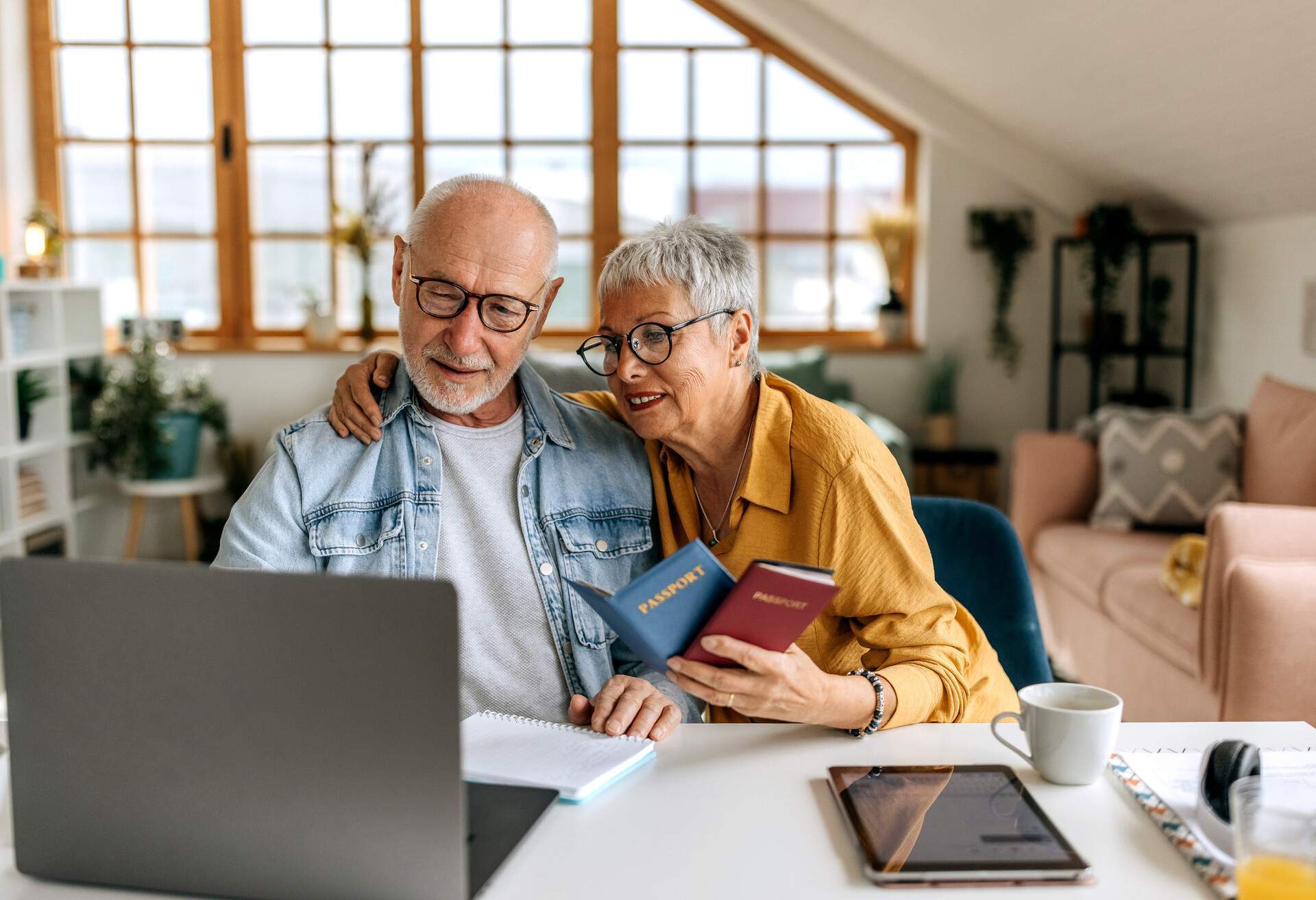 theme_travel_people_senior_couple_booking_their_flight_gettyimages-1492832342_universal_within-usage-period_99808.jpg