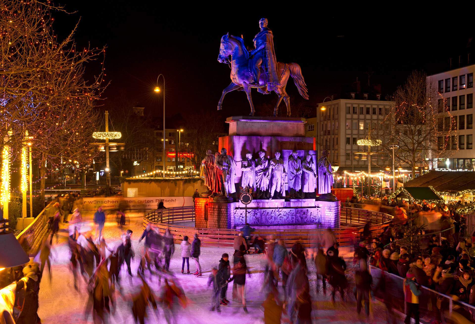 GERMANY_CHRISTMAS_MARKET_COLOGNE_ICE_SKATING_RINK