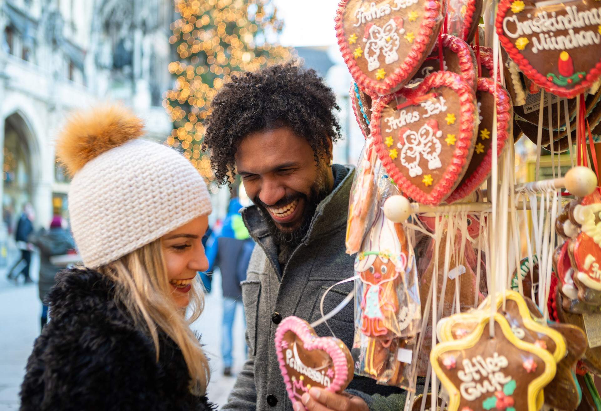 GERMANY_CHRISTMAS_MARKET_MUNICH_PEOPLE_COUPLE_MAN_WOMAN