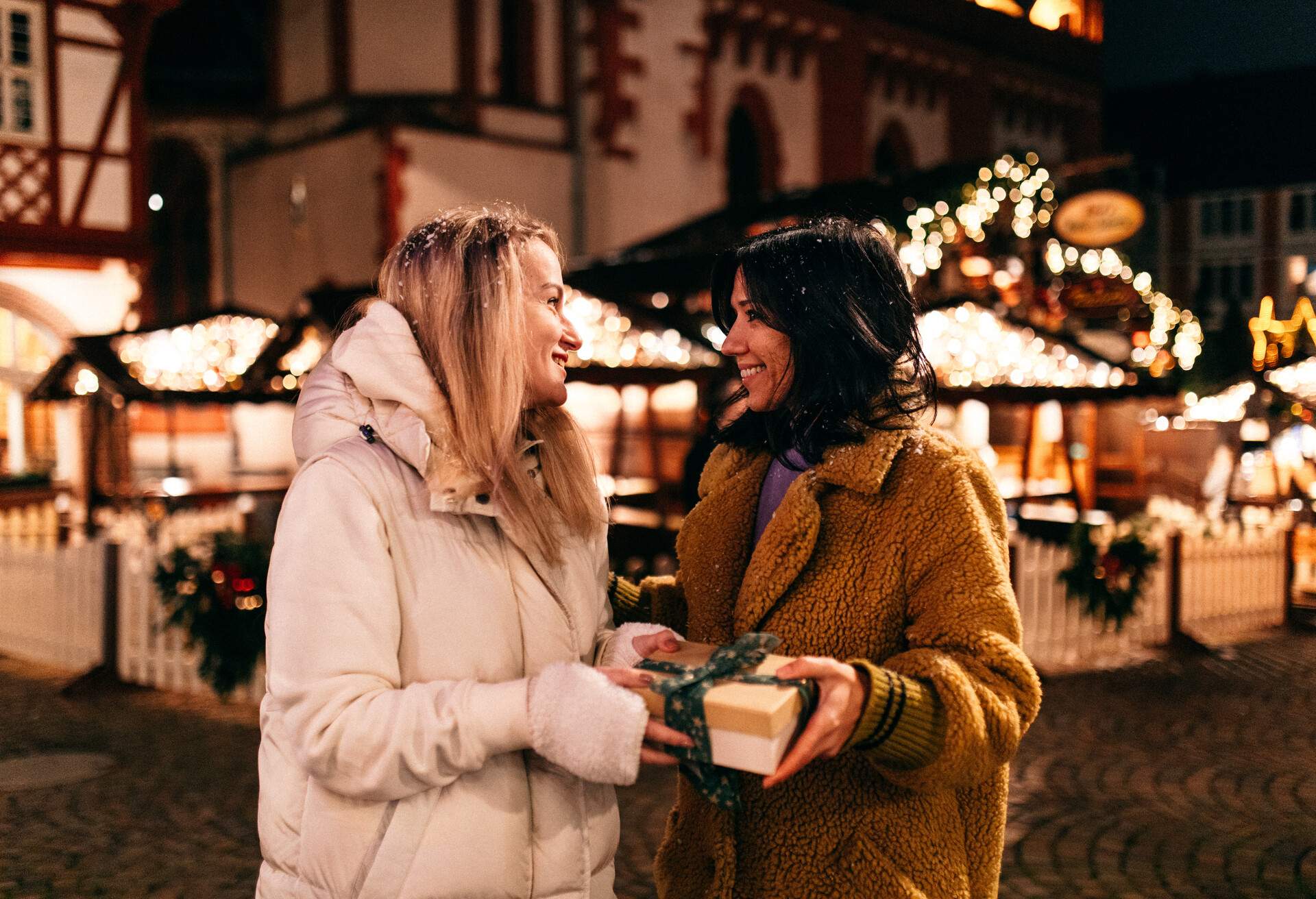 GERMANY_CHRISTMAS_MARKET_PEOPLE_WOMEN_GIFT