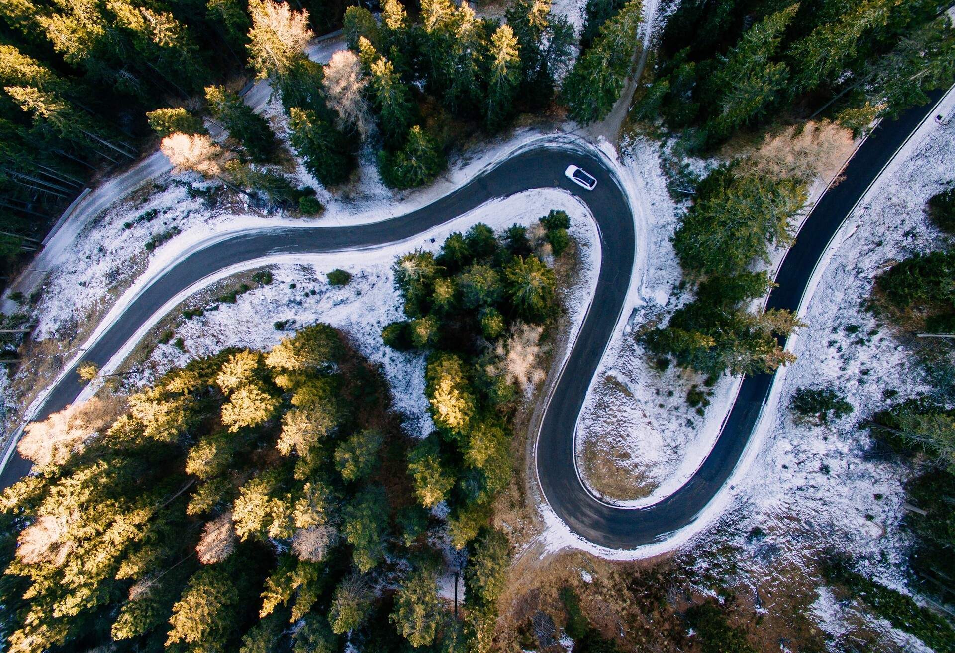 ITALY_DOLOMITES_THEME_CAR_ROAD_DRIVING_AERIAL_SNOW