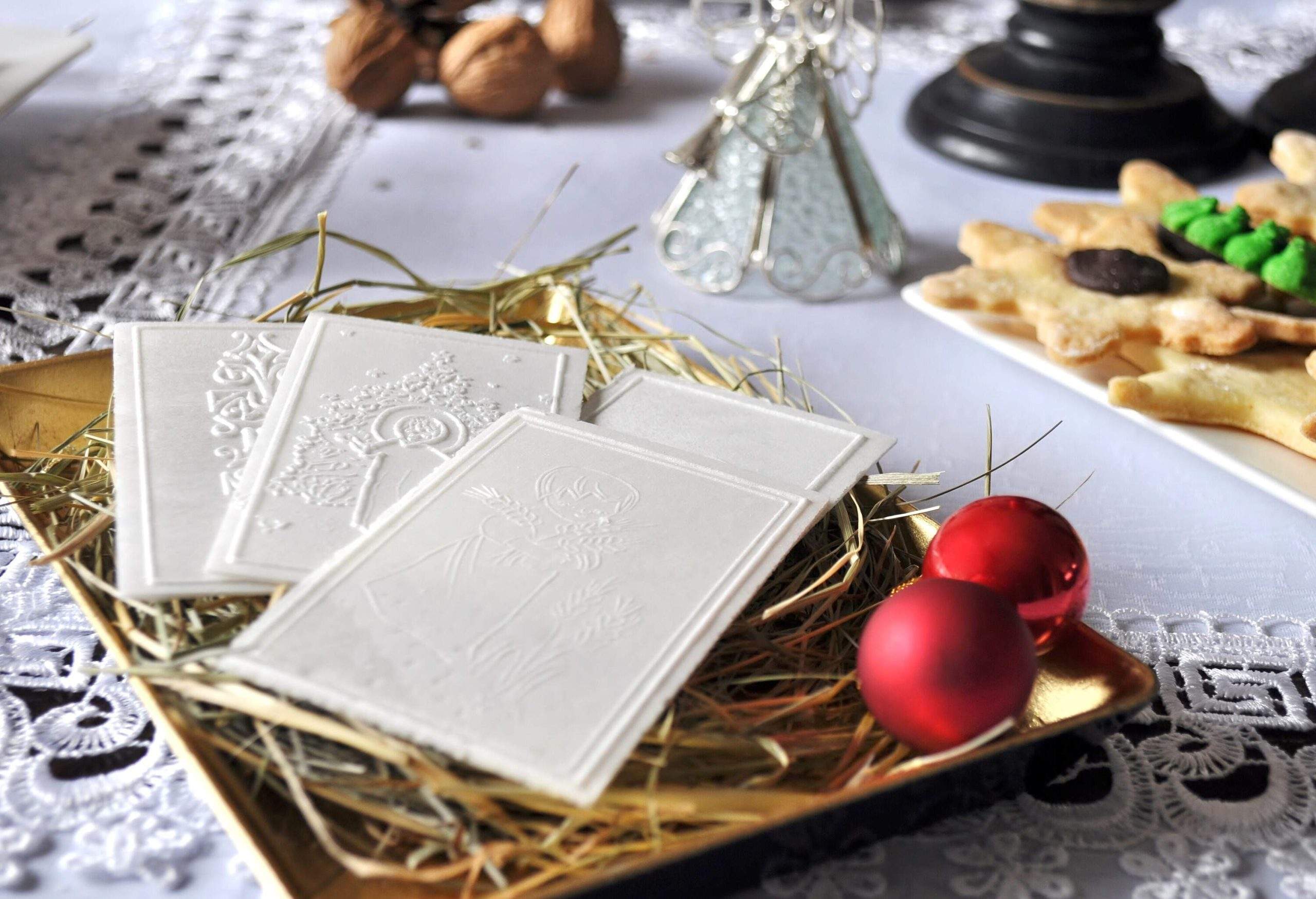 Oplatek de Noël blanc sur une table