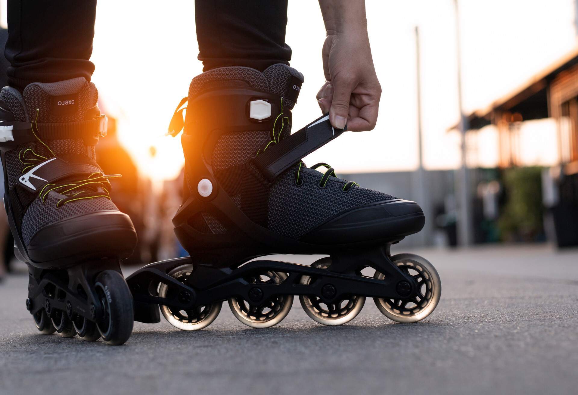 Gros plan sur les pieds d'une personne chaussée de rollers