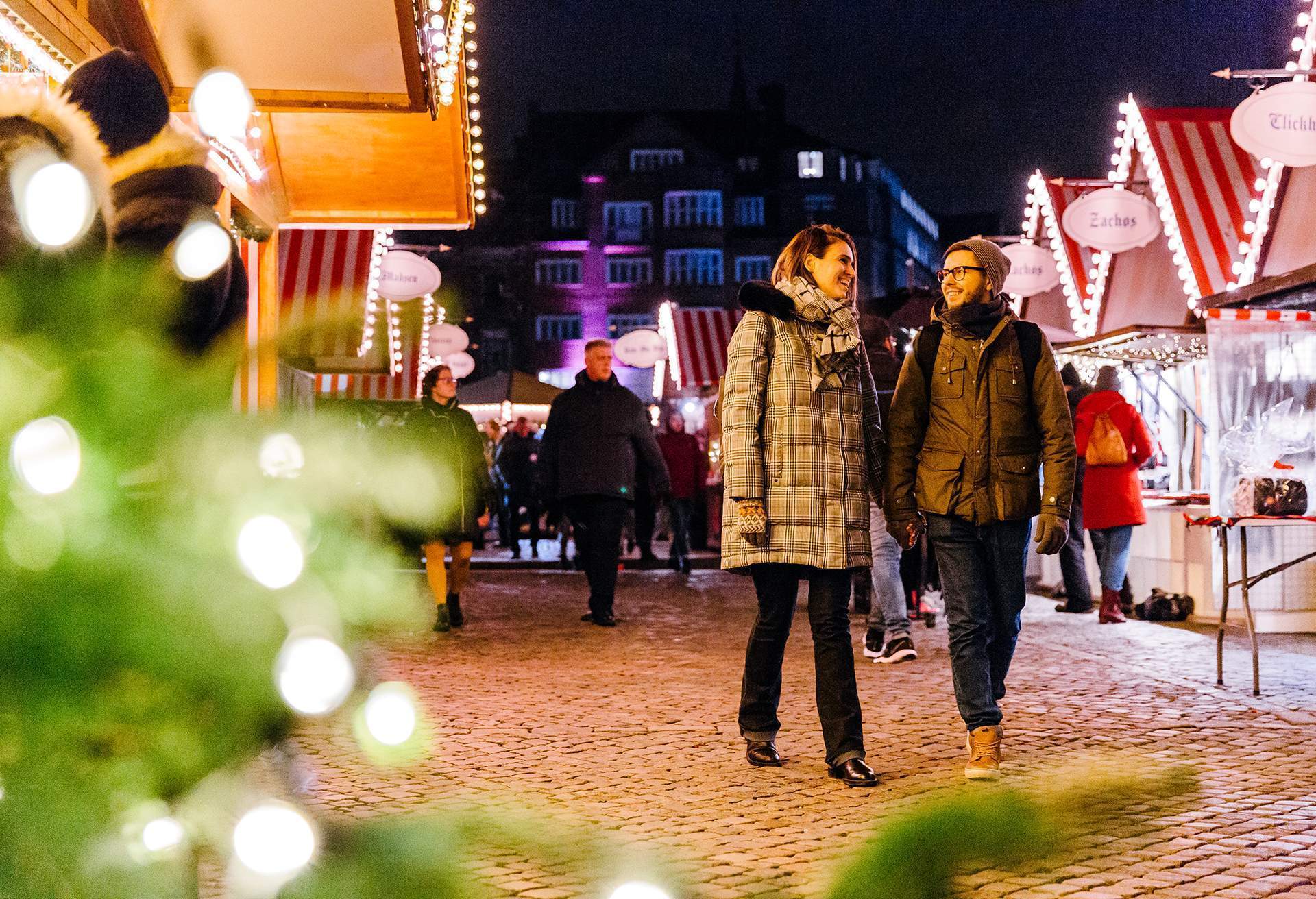 Un couple se promène au marché de Noël le soir, Copenhague, Danemark