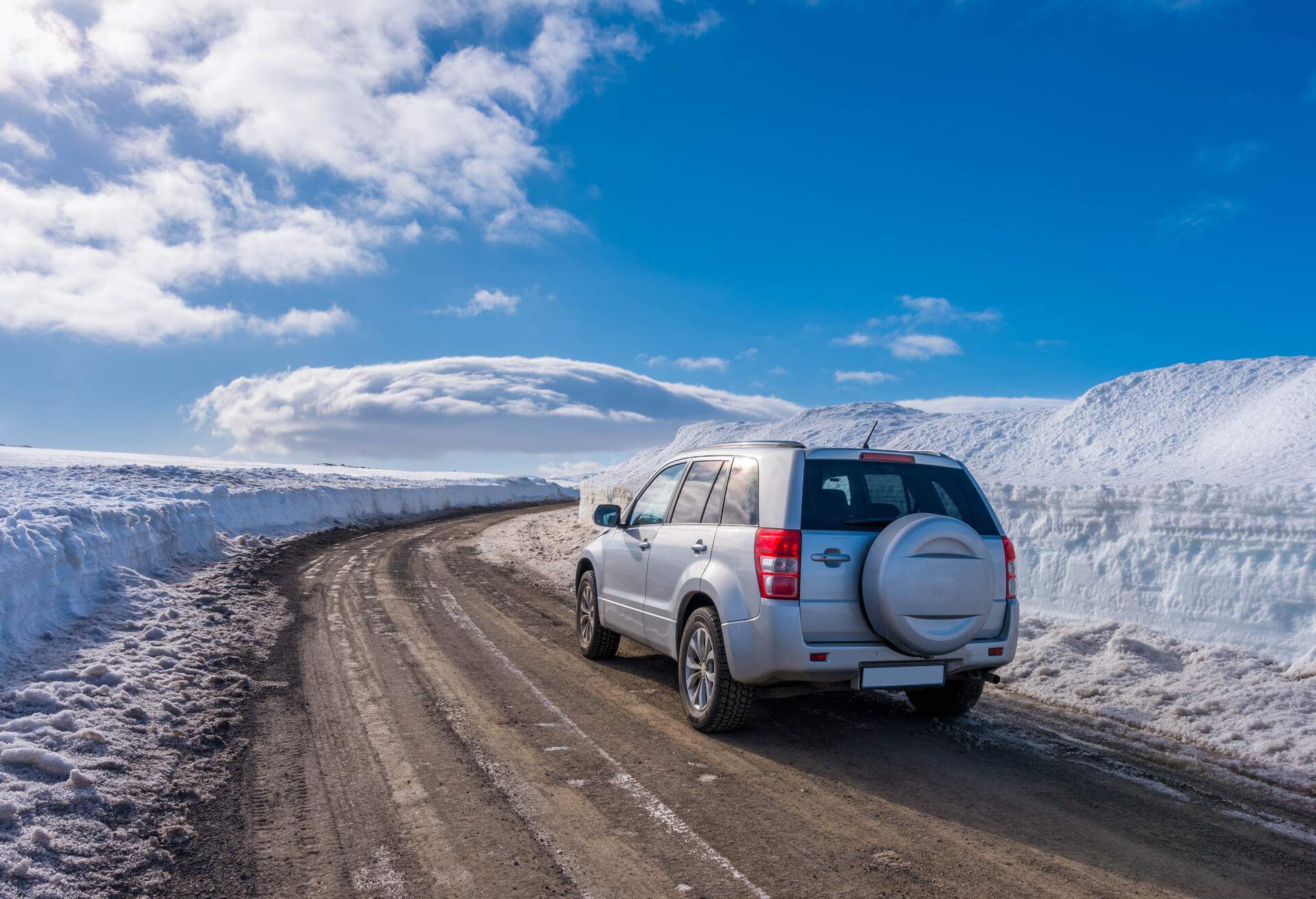 dest_iceland_reykjavik_theme_car_driving_snow-shutterstock-portfolio_704630515-1