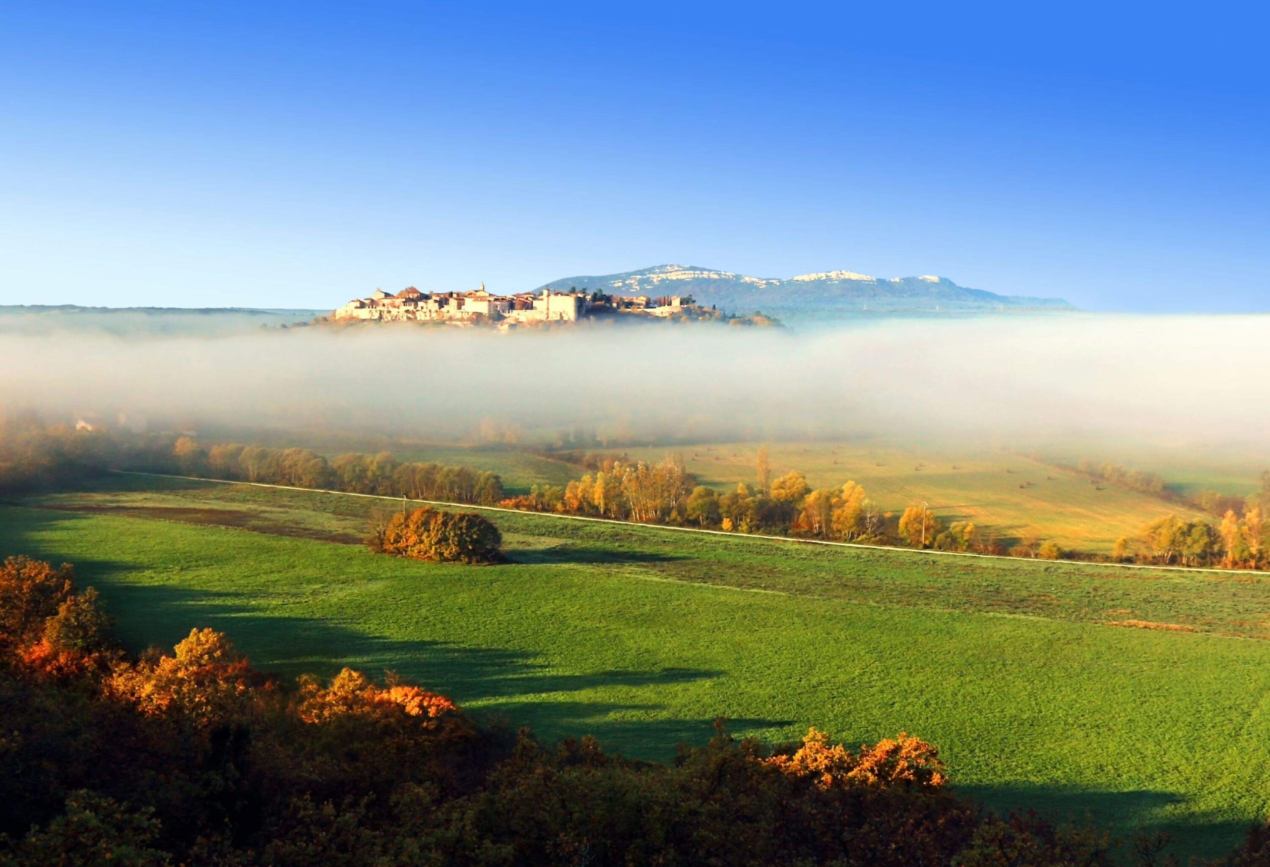 The houses of this hamlet of Gard are built on a rocky promontory which dominates the surrounding plain.