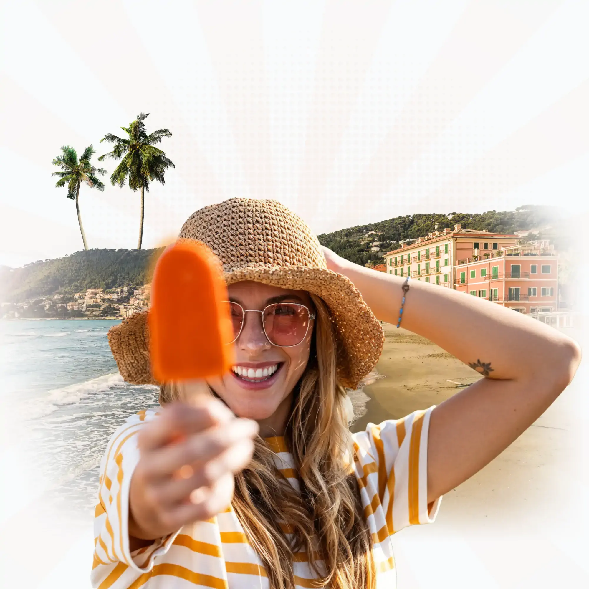 Femme souriante avec chapeau et glace à la plage, palmiers et mer en arrière-plan.