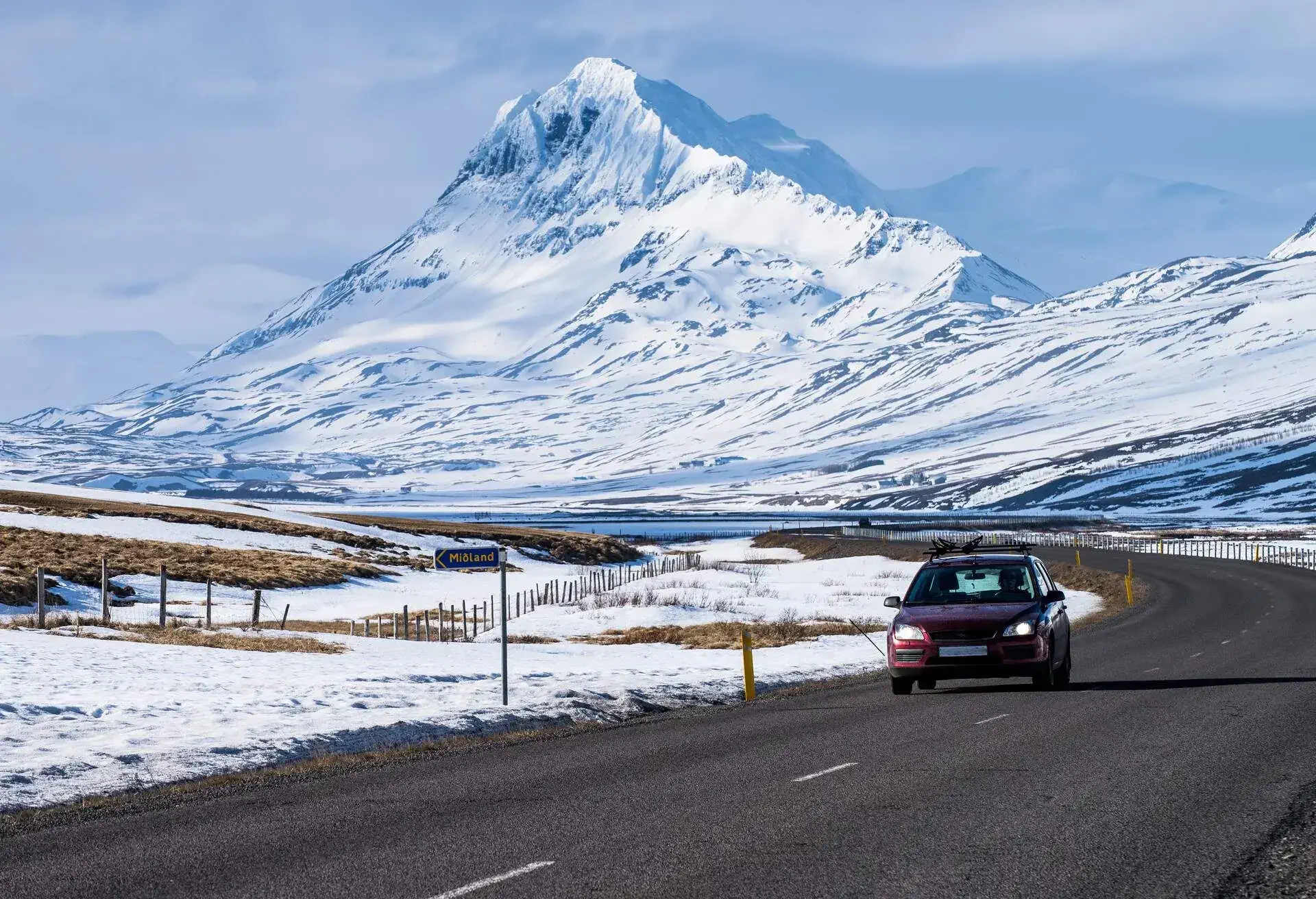 DEST_ICELAND_RING-ROAD_THEME_CAR_DRIVING_TRAVEL_ROADTRIP_WINTER-shutterstock-portfolio_445780312