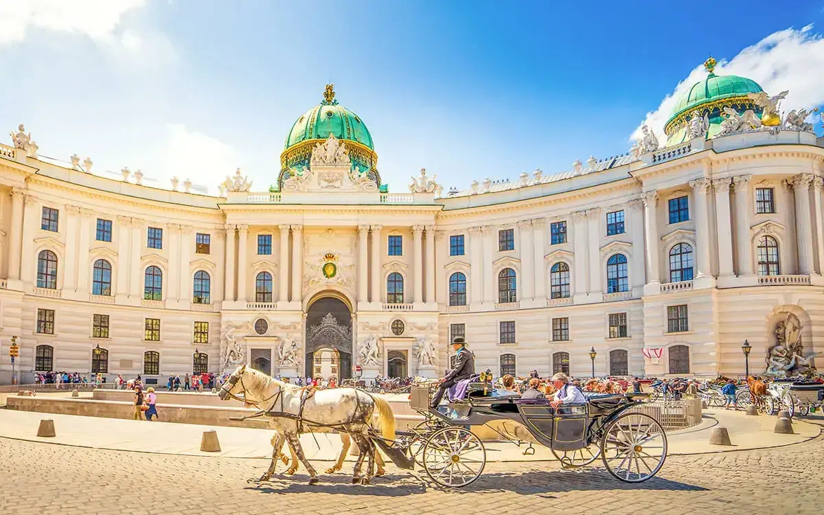 LaMiaFotografia/Shutterstock.com | Calèche à Vienne