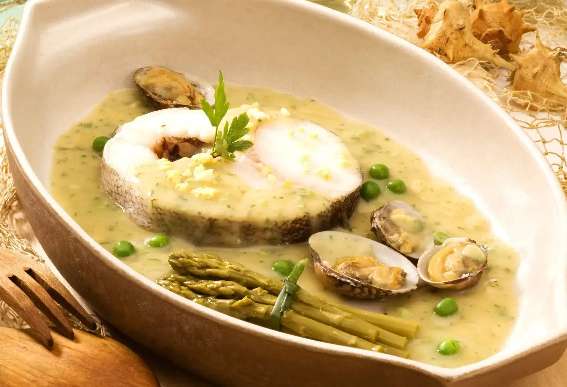 THEME_FOOD_SPANISH_MERLUZA_EN_SALSA_VERDE_HAKE_GREEN_SAUCE_shutterstock-portfolio_45887755