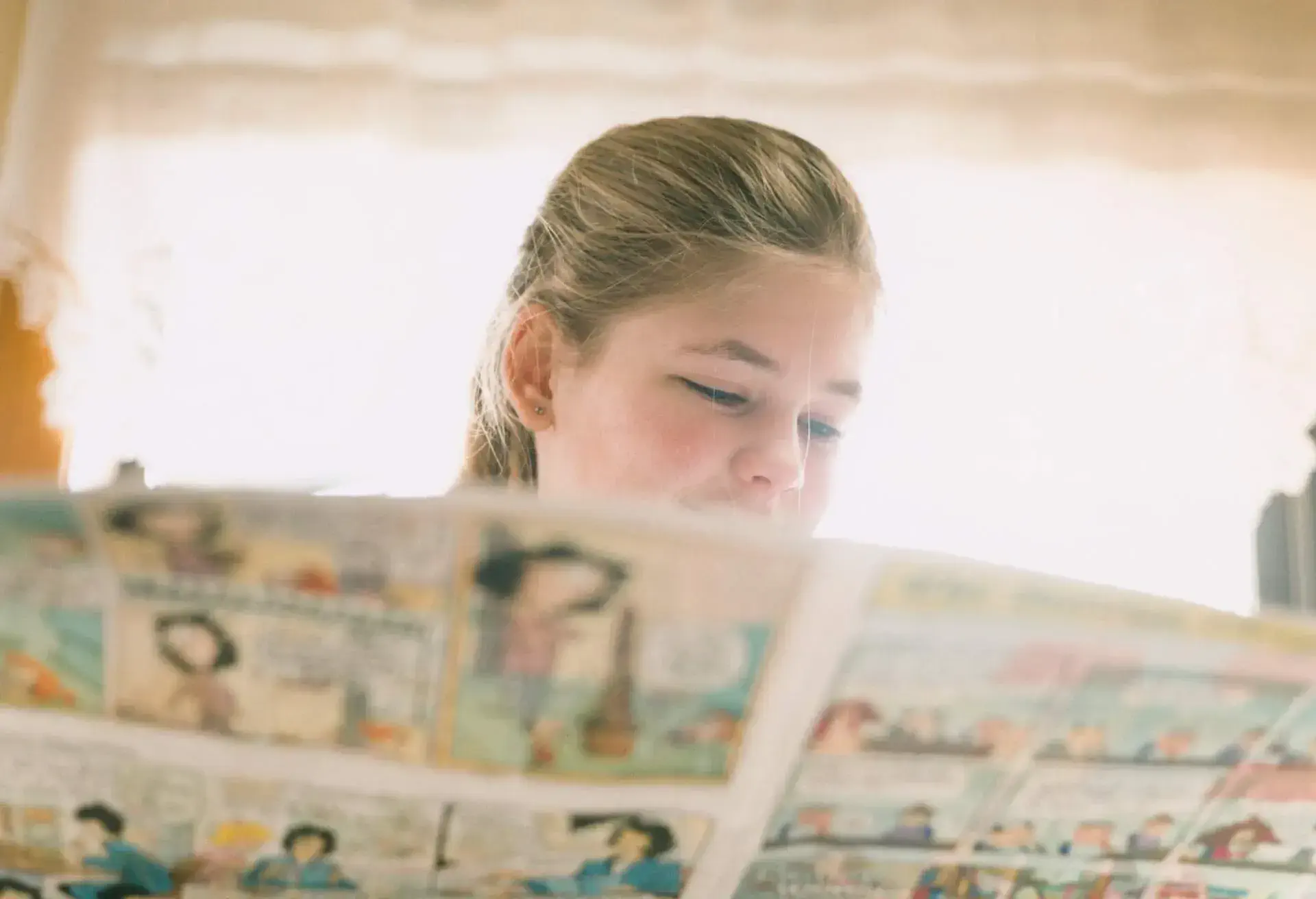 THEME_PEOPLE_GIRL_READING_COMIC_BOOK_GettyImages-6410-000705