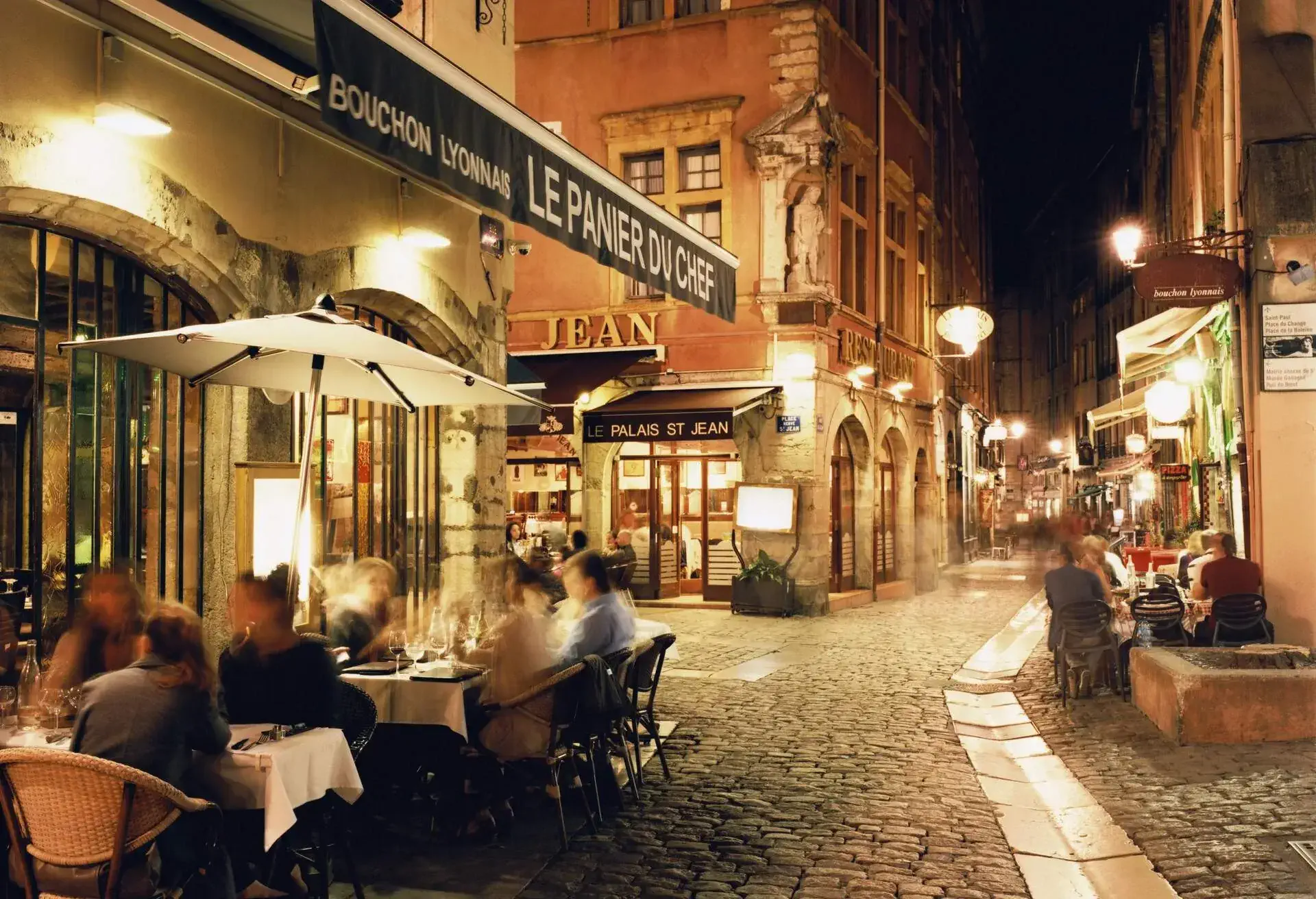 dest_france_lyon_theme_restaurant_nightlife_gettyimages-525099641_universal_within-usage-period_83191