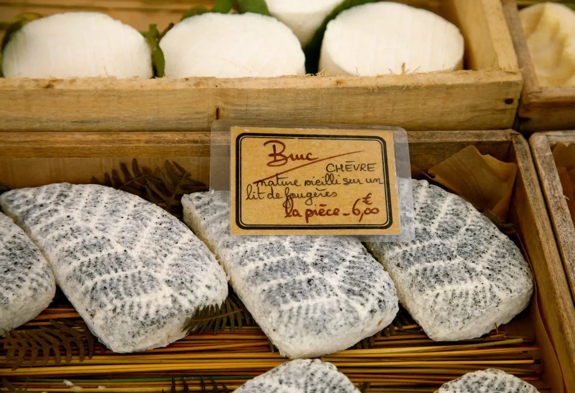 DEST_FRANCE_BORDEAUX-THEME_MARKET_FOOD_CHEESE_GettyImages-112649362