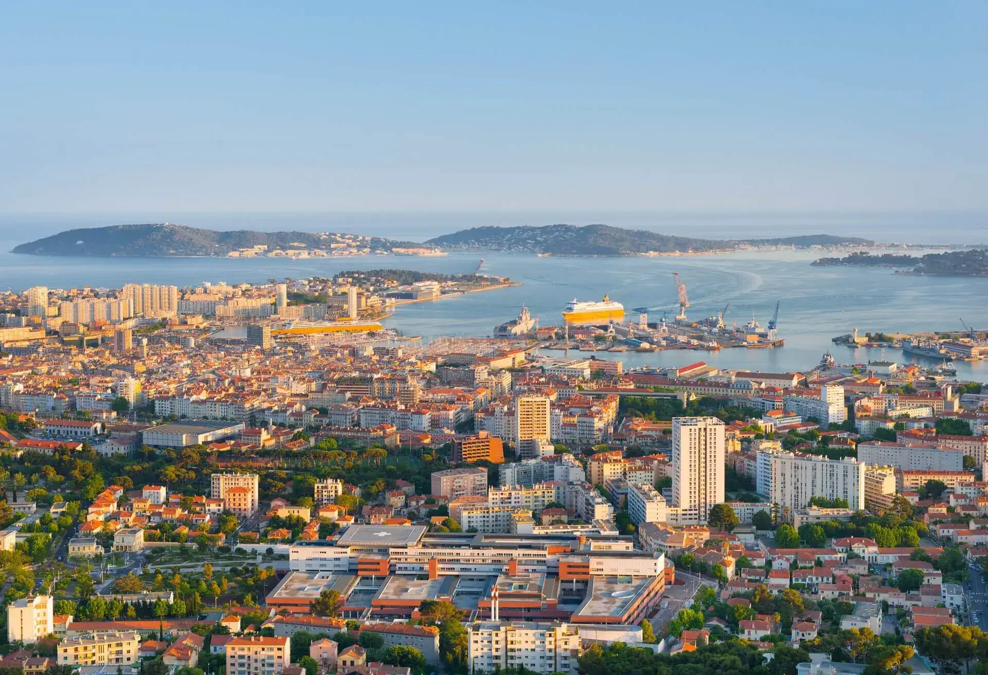 dest_france_toulon-shutterstock-premier_489177724_universal_within-usage-period_38639