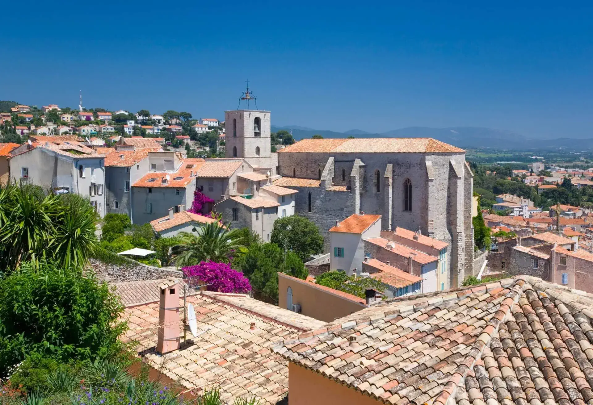 dest_france_hyeres_old-town_rooftops_gettyimages-82980503_universal_within-usage-period_66488