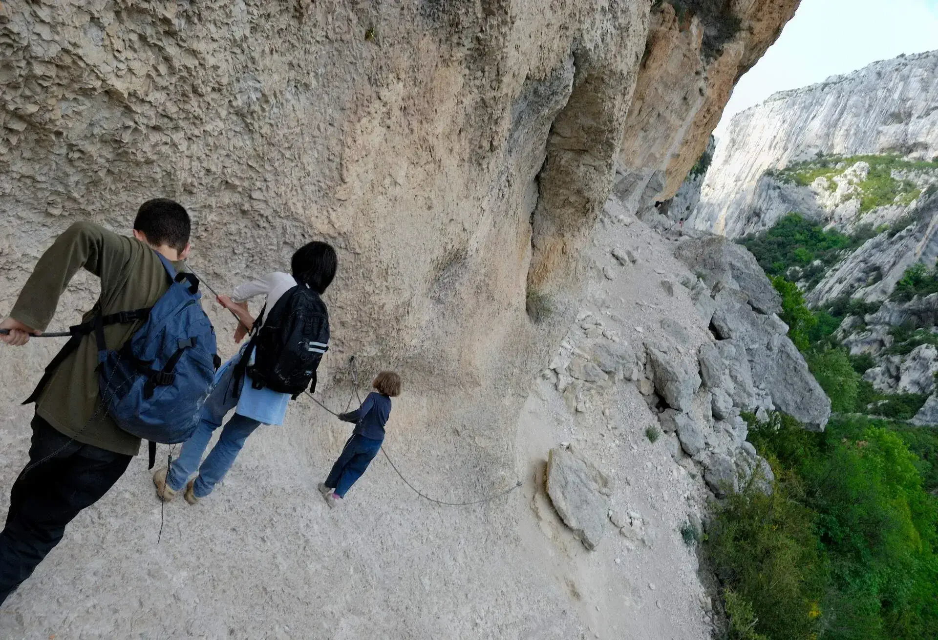 DEST_FRANCE_VERDON_GORGE_THEME_CLIMBING_FAMILY_GettyImages-sb10061764h-001
