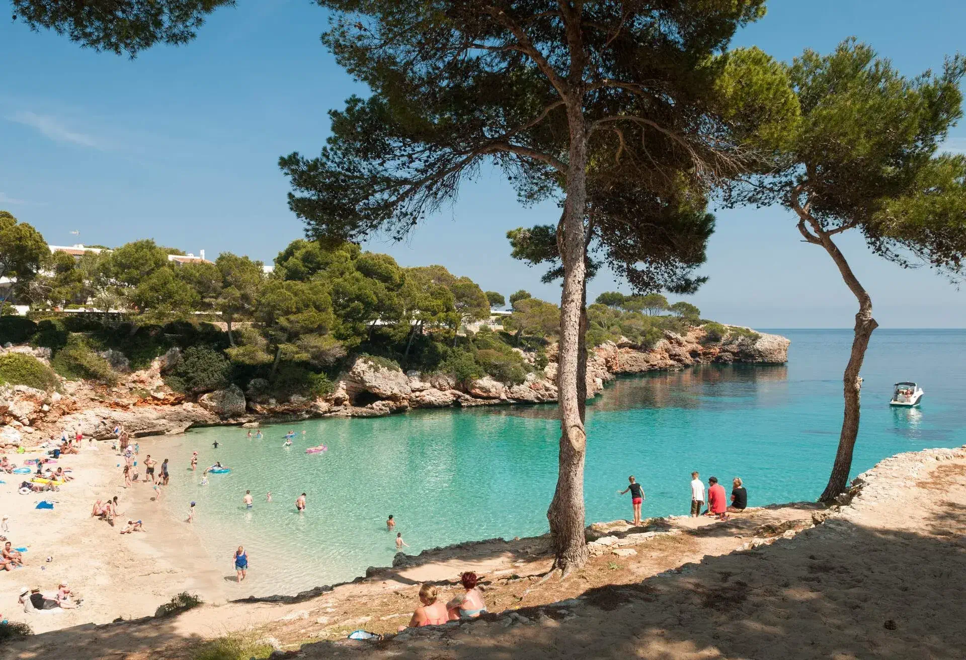 La Cala Esmeralda es una de esas calas que asombran a cualquiera cuando las visita, sus colores hacen de esta playa de Mallorca un lugar muy acogedor.
