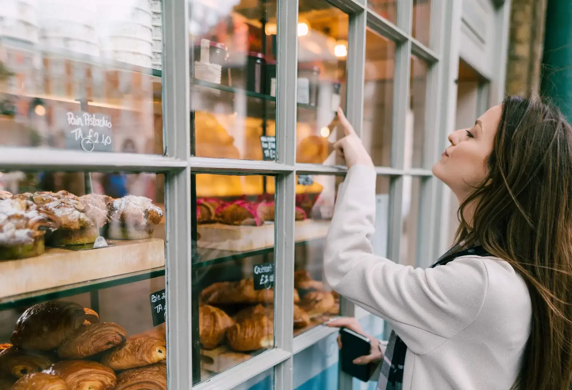 THEME_FOOD_FRENCH_PATISSERIE_BAKERY_PEOPLE_WOMAN_GettyImages-1132706506