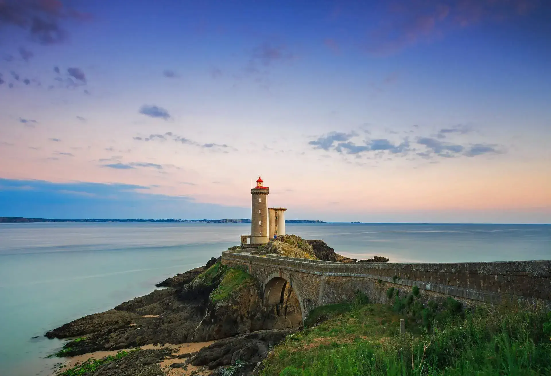 DEST_FRANCE_BREST_RADE_LIGHTHOUSE_PETIT_MINOU_GettyImages-514213898.jpg