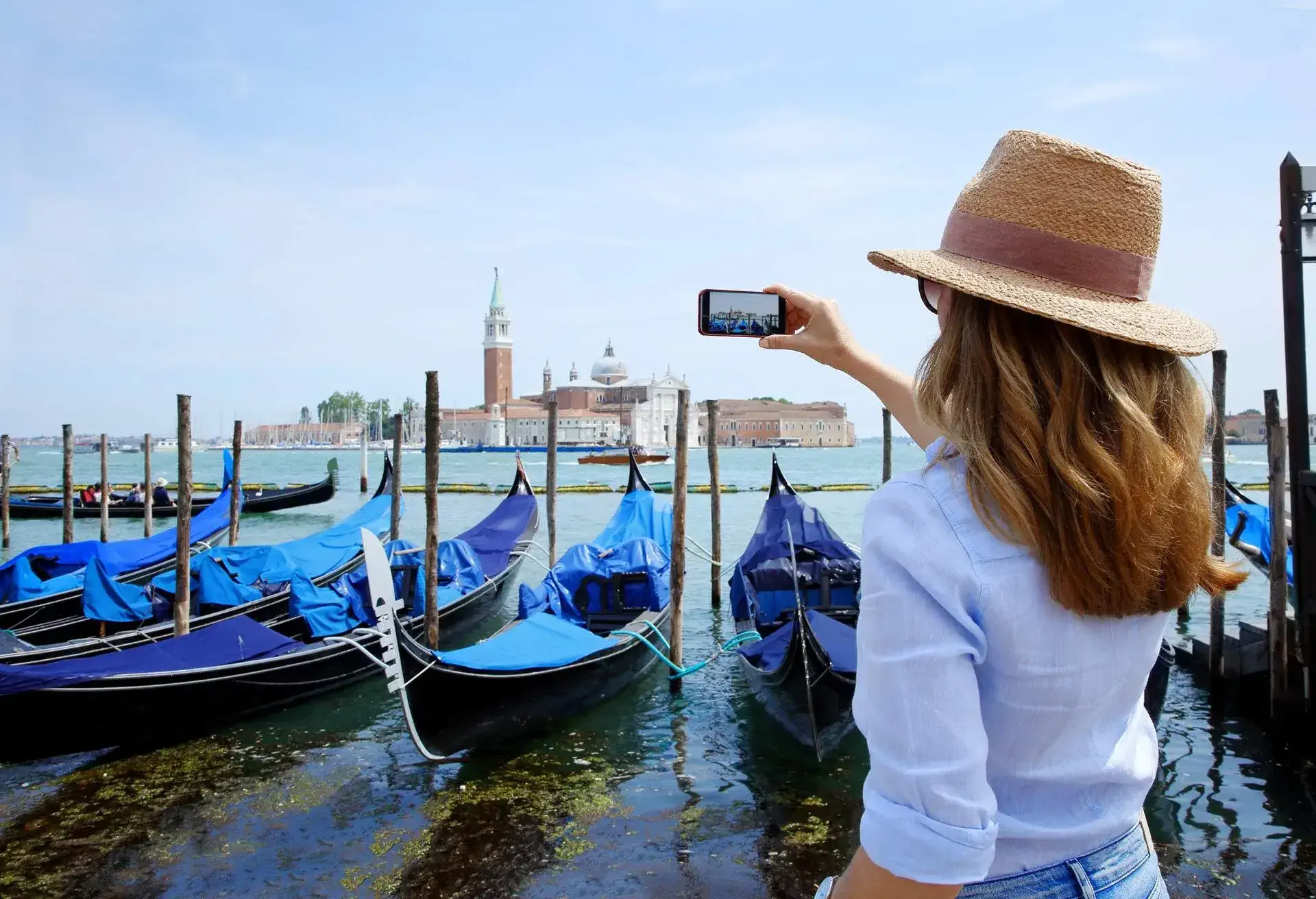 dest_italy_venice_canal_theme_people_tourist_taking_photos_shutterstock