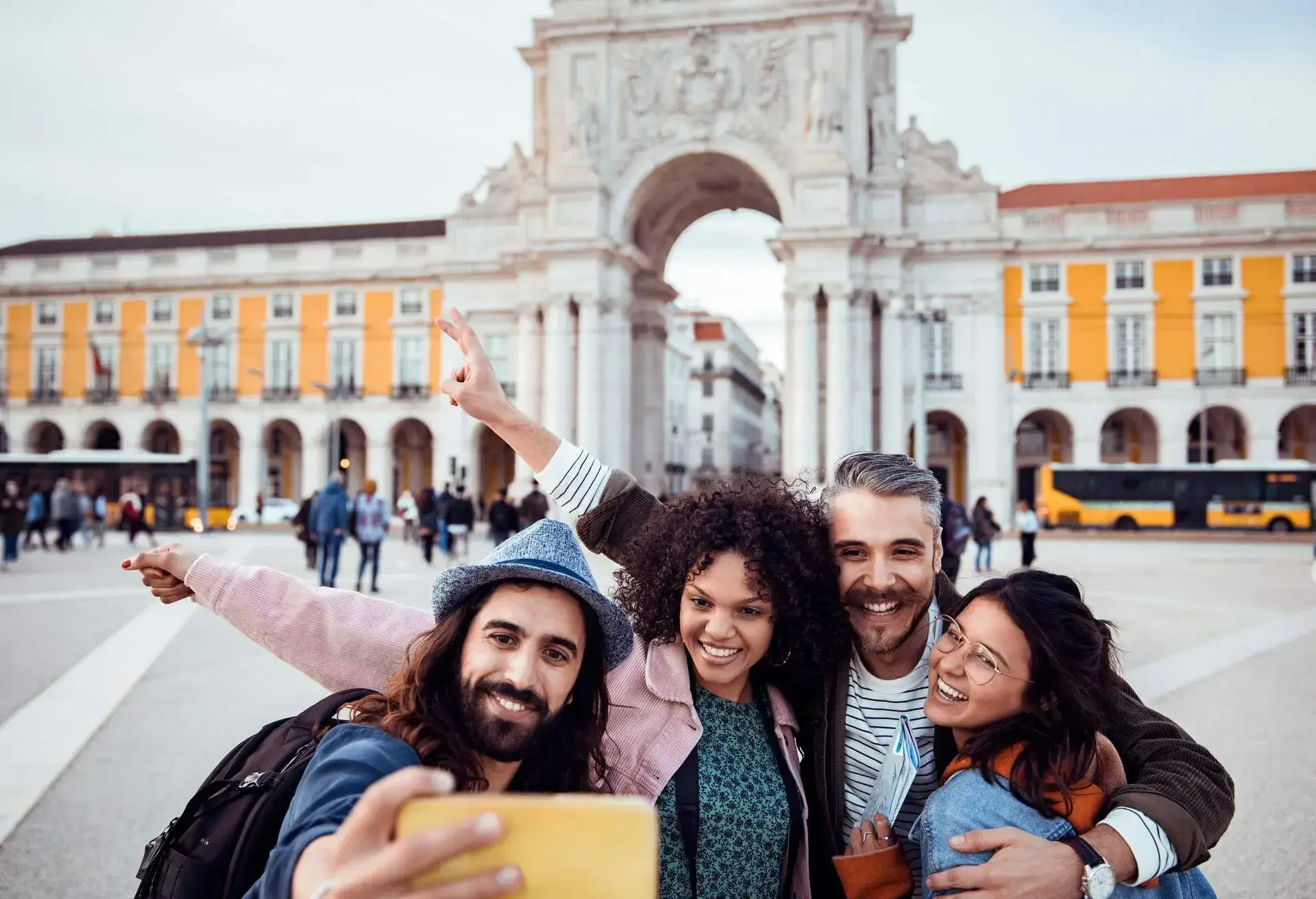 PORTUGAL_LISBON_FRIENDS_PEOPLE_DEVICE_PHONE_TOURIST