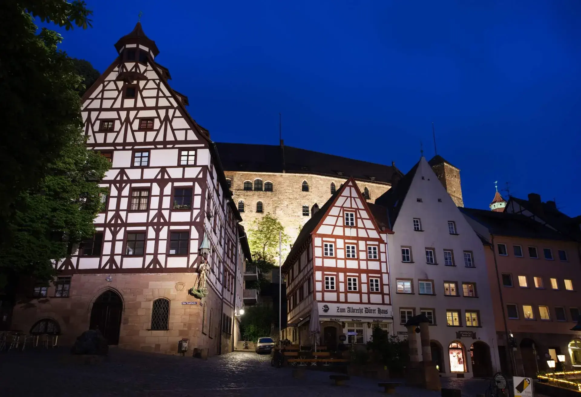 Germany, Bayern/Bavaria, Nuremberg, Kaiserberg Castle and Tiergartnerplatz