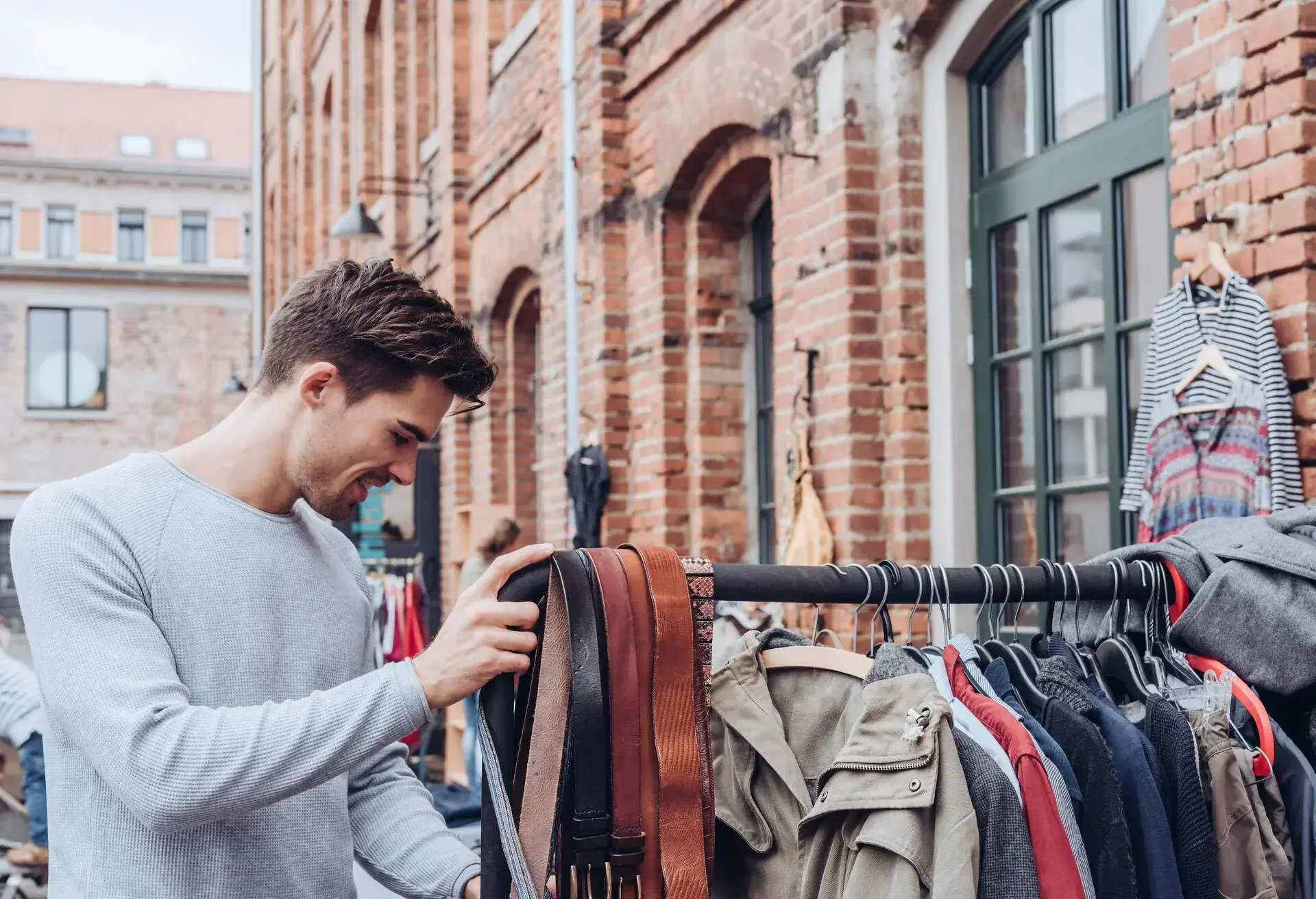 VINTAGE_SHOPPING_FLEA-MARKET_GettyImages-1222614302