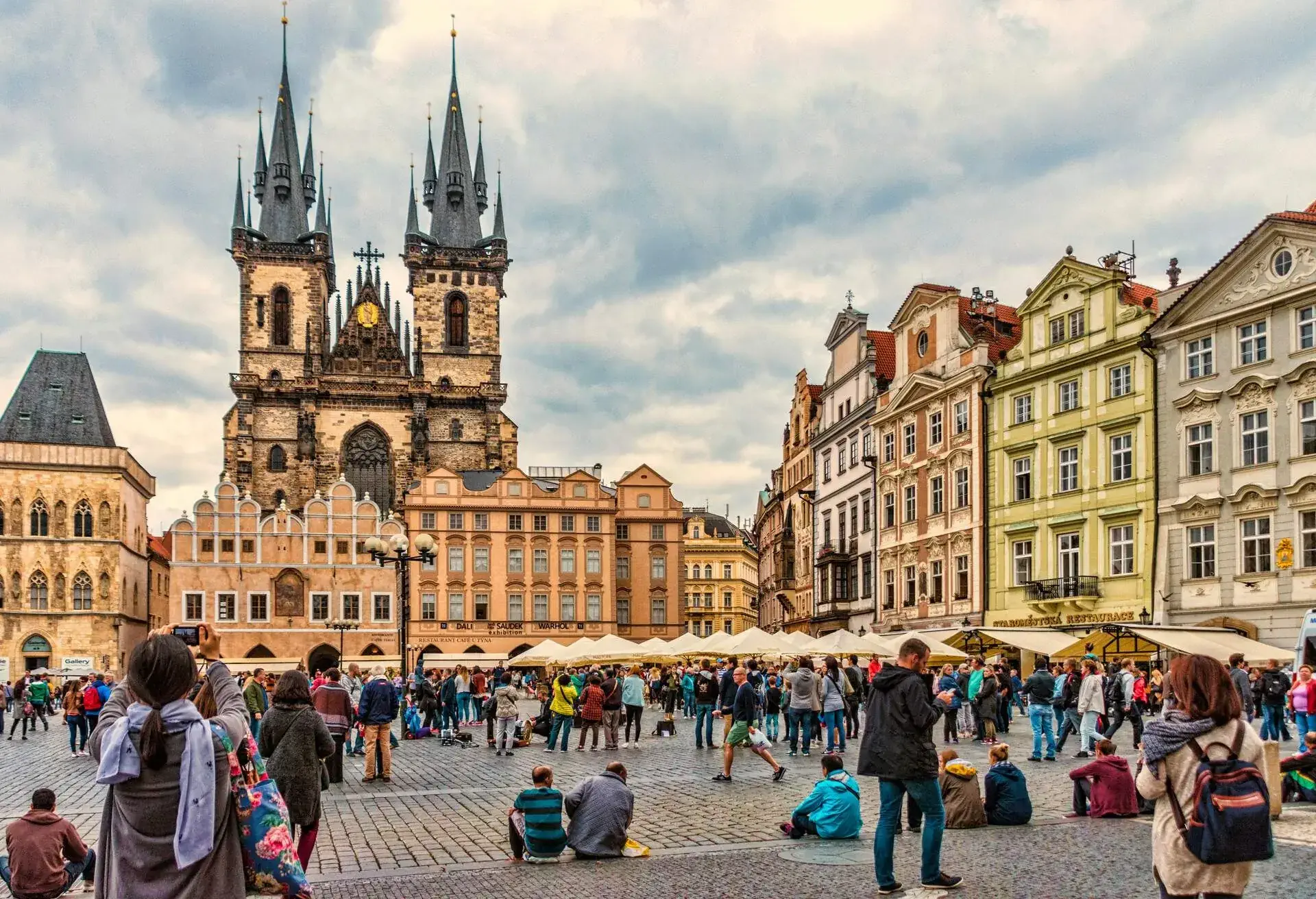 CZECH-REPUBLIC_PRAGUE_OLD-TOWN-SQUARE_THEME_PEOPLE_TOURISTS