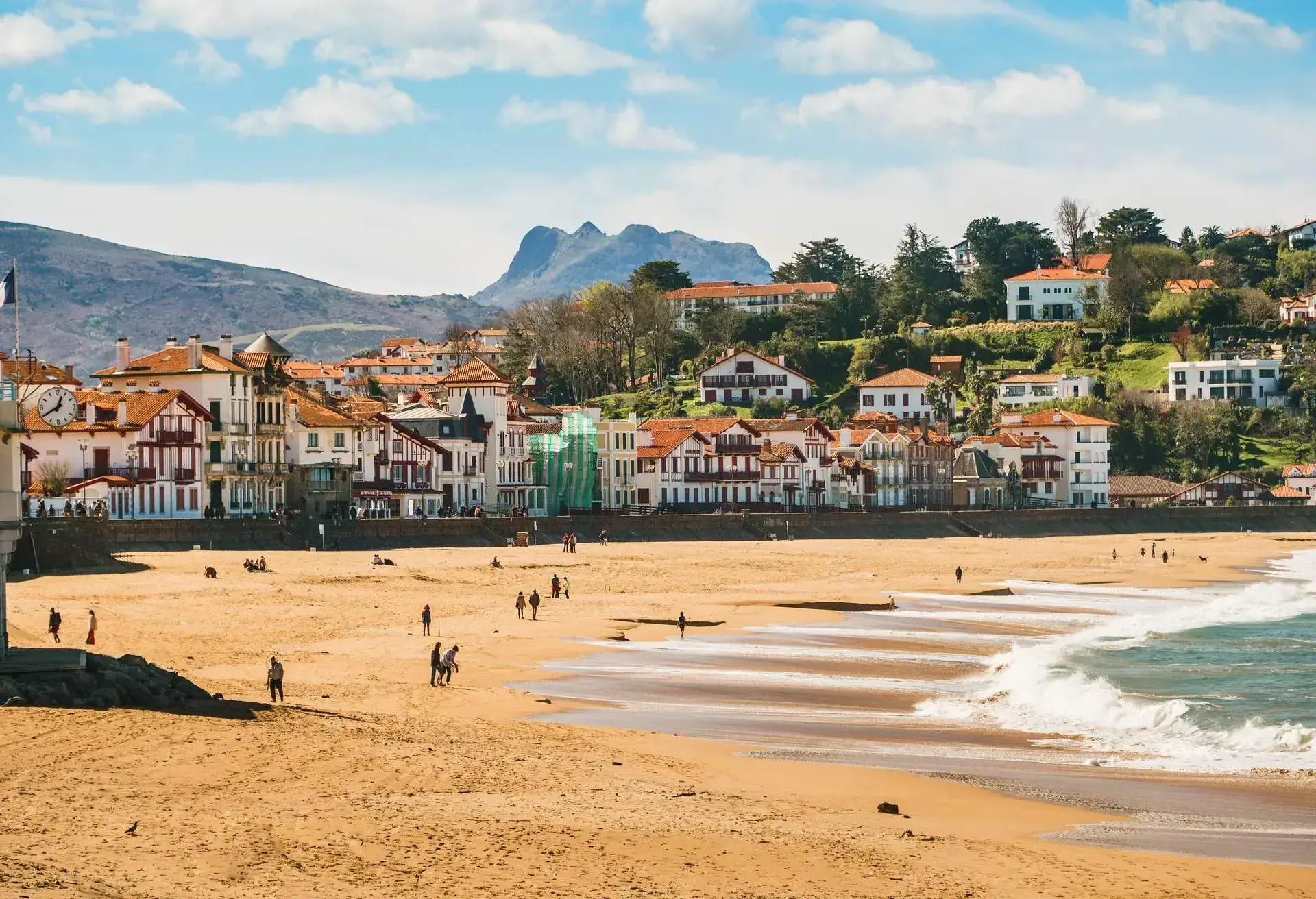 DEST_FRANCE_Saint-Jean-de-Luz_GettyImages-1385476952