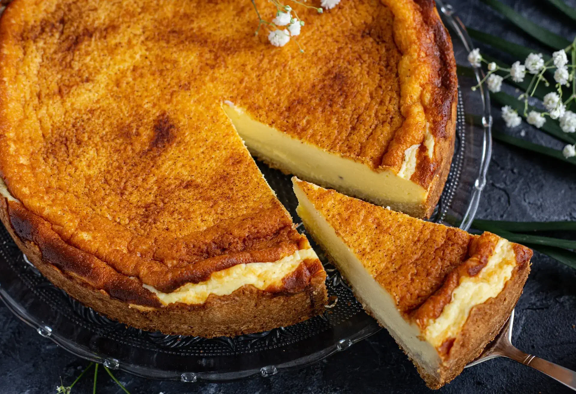 THEME_FOOD_GERMAN_KÄSEKUCHEN_CHEESECAKE_GettyImages-1309692162