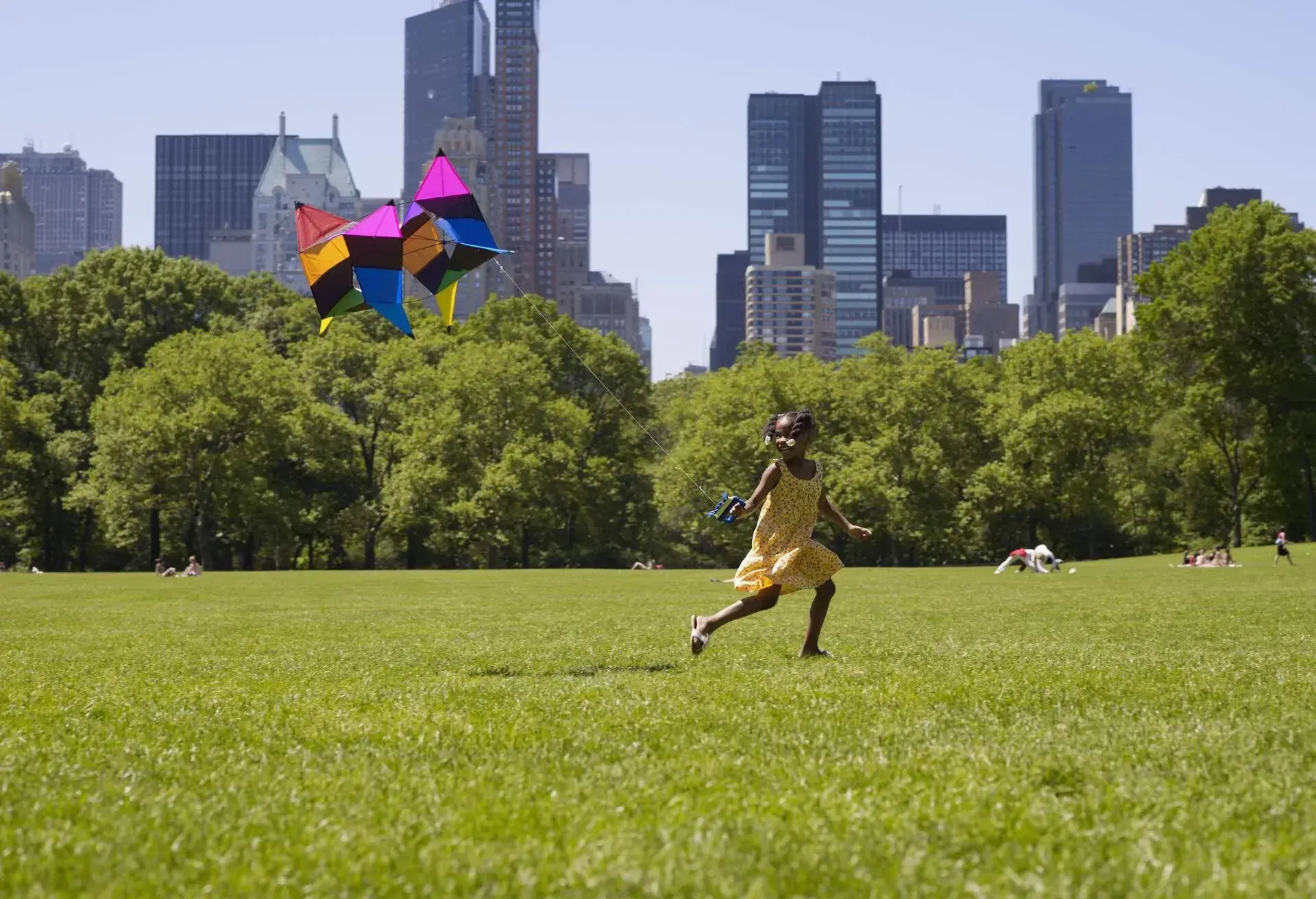 usa_new_york_cenrtal_park_people_kid_girl_running_flying_kite