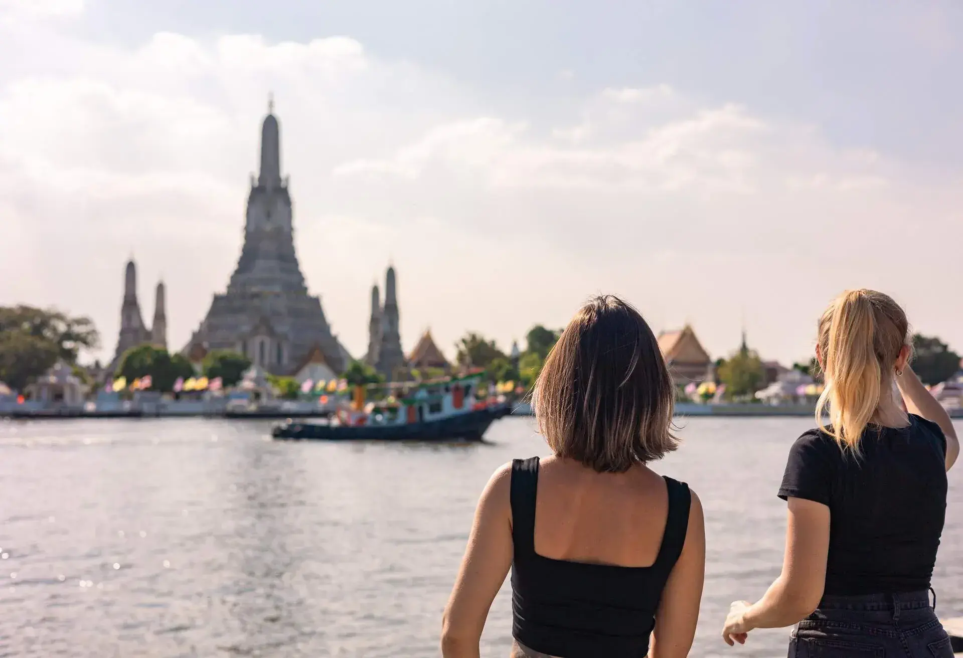 THAILAND_BANGKOK_WAT_ARUN_PEOPLE_WOMEN