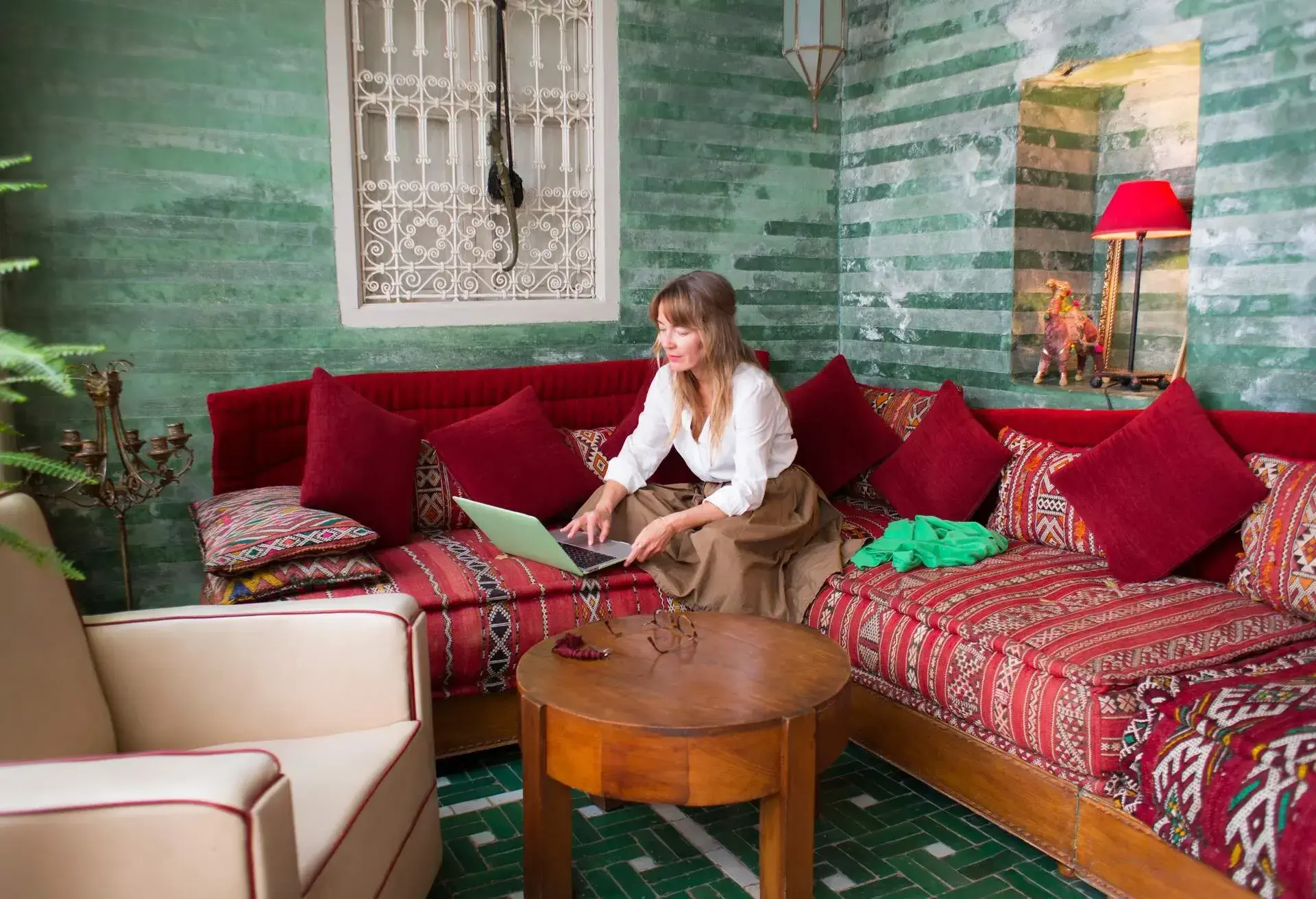 DEST_MOROCCO_MARRAKESH_THEME_PEOPLE_WOMAN_DEVICE_REMOTE_WORKING_GettyImages-1395316327