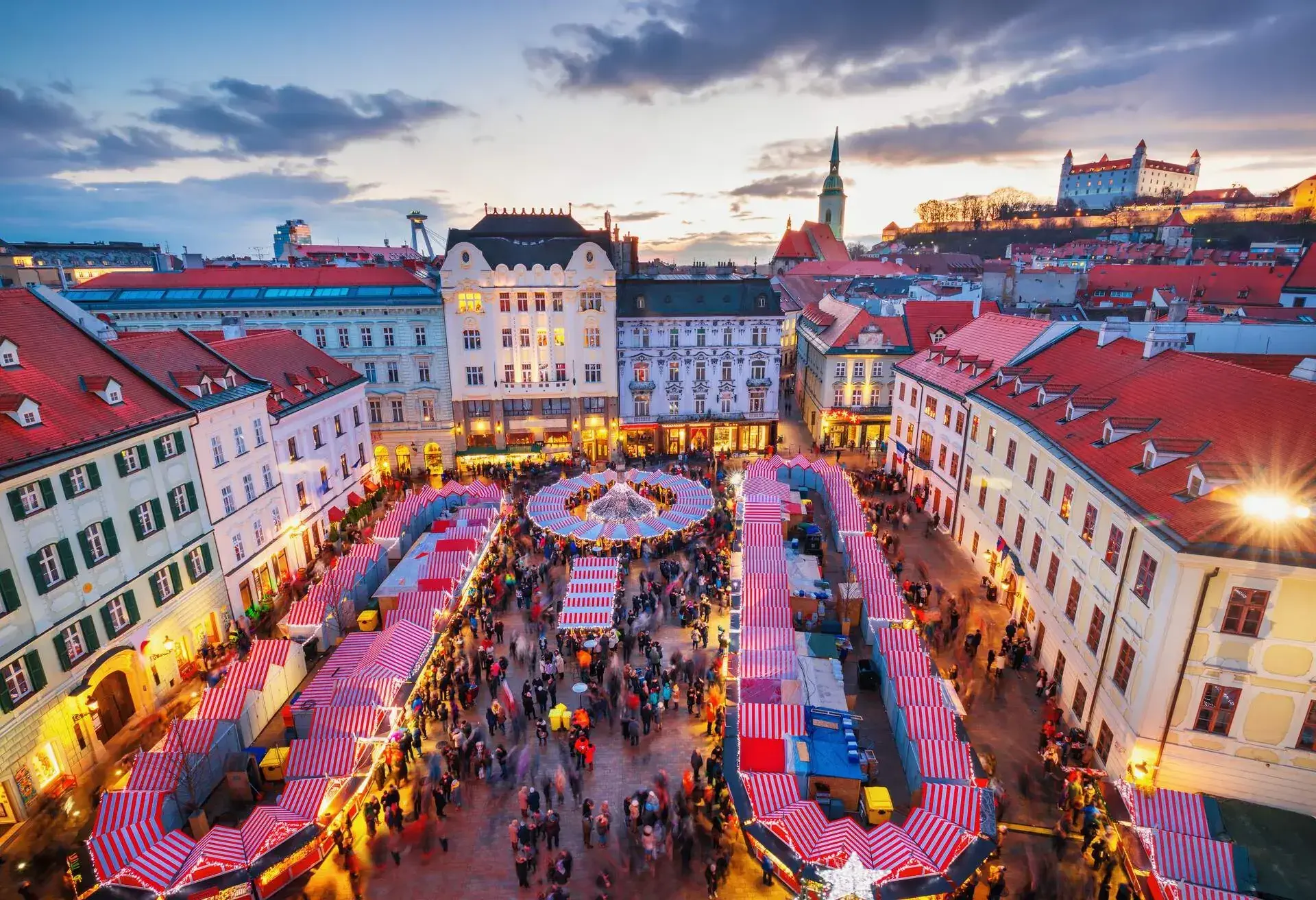 DEST_SLOVAKIA_BRATISLAVA_MAIN-SQUARE_CHRISTMAS-MARKET_shutterstock-premier_777551578.jpg