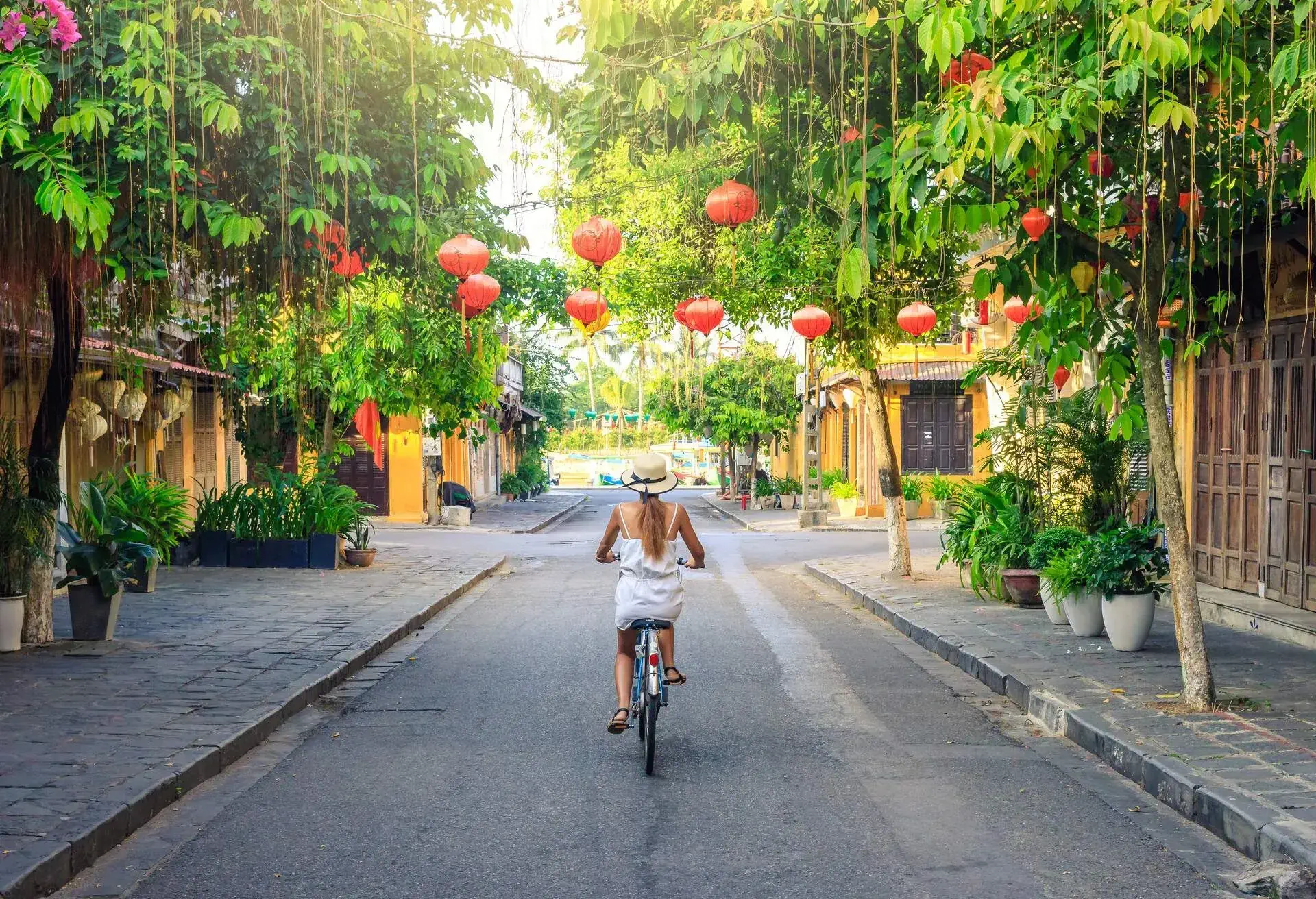 DEST_VIETNAM_HOI_AN_THEME_BIKE_GettyImages-1039021134