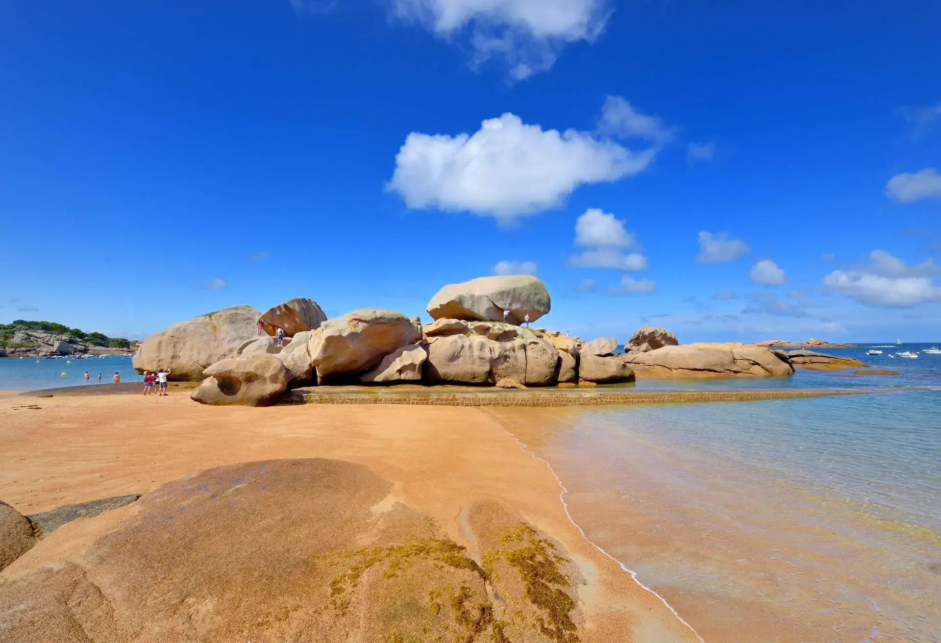 Trégastel, the big rocks of pink granite seen from the beach of Coz Pors. Trégastel, seaside resort on the pink granite coast. Côtes-d'Armor, Brittany Region, France