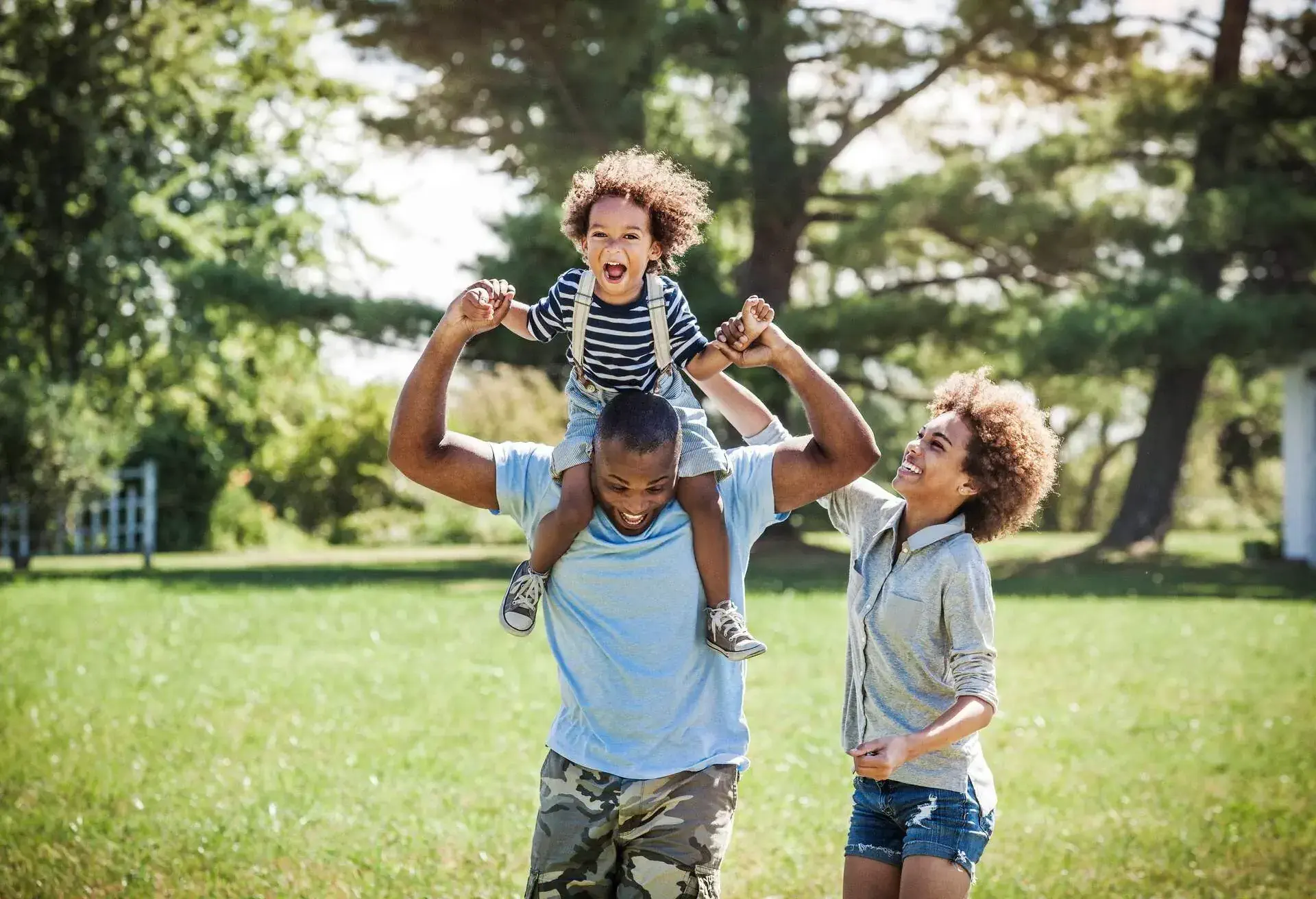 THEME_PEOPLE_PERSON_FAMILY_PARENTS_CHILD_OUTDOORS_PARK_FUN_ADVENTURE_TRAVEL-shutterstock-portfolio_1895575786
