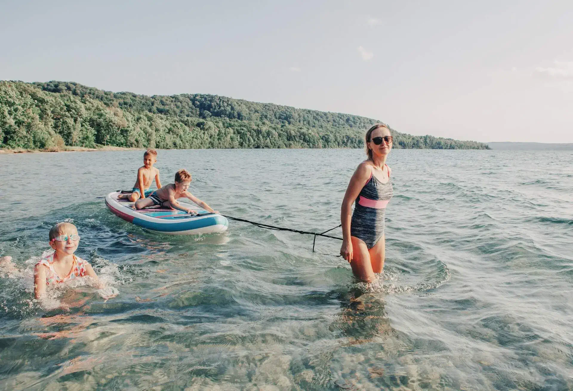 DEST_CANADA_TORONTO_PEOPLE_KIDS_PADDLEBOARD_SUP_LAKE_GettyImages-1324174100