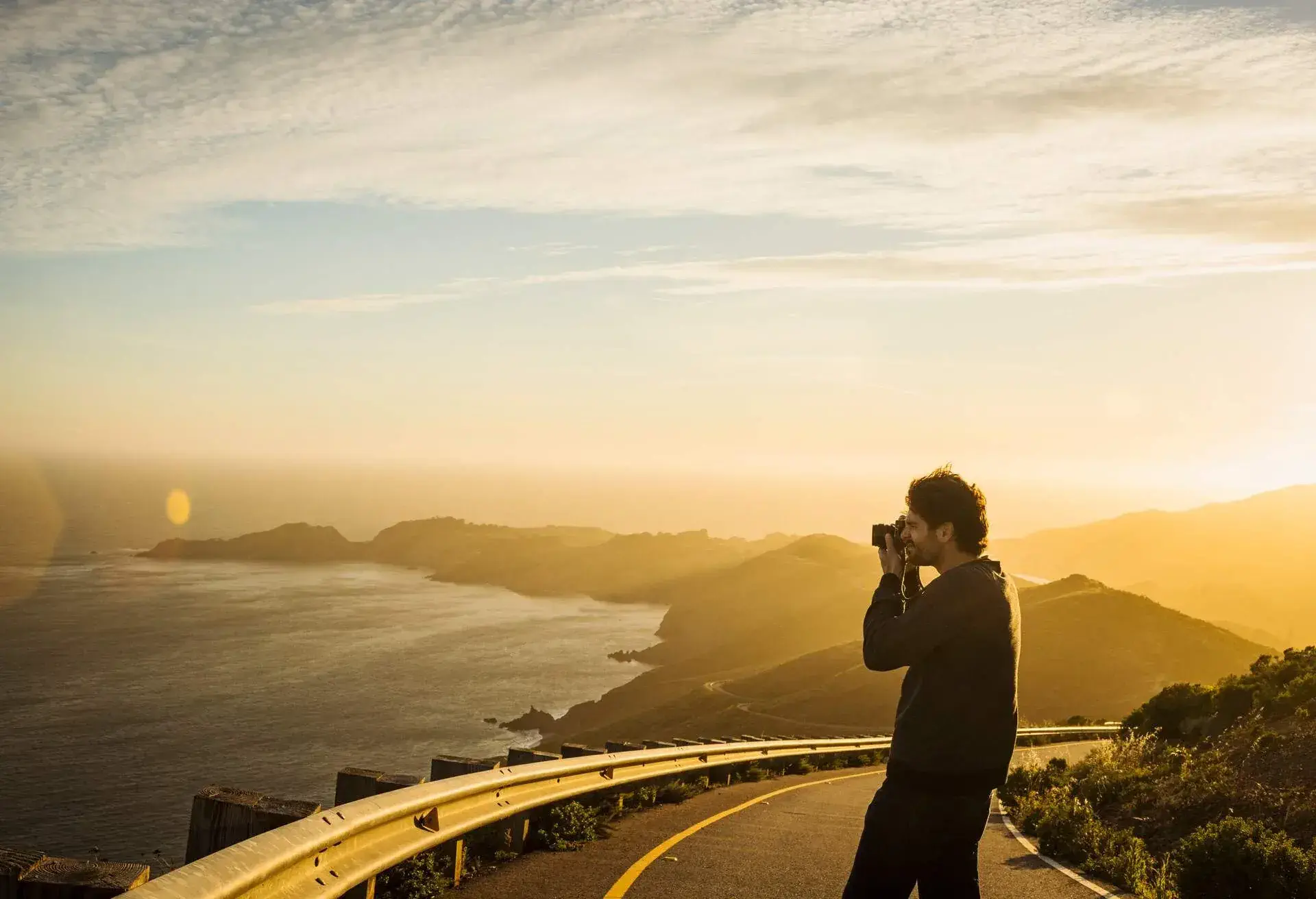 DEST_USA_CALIFORNIA_SAN_FRANCISCO_PEOPLE_MAN_TAKING_PICTURE_CAMERA_SEA_SUNSET_GettyImages-730138583